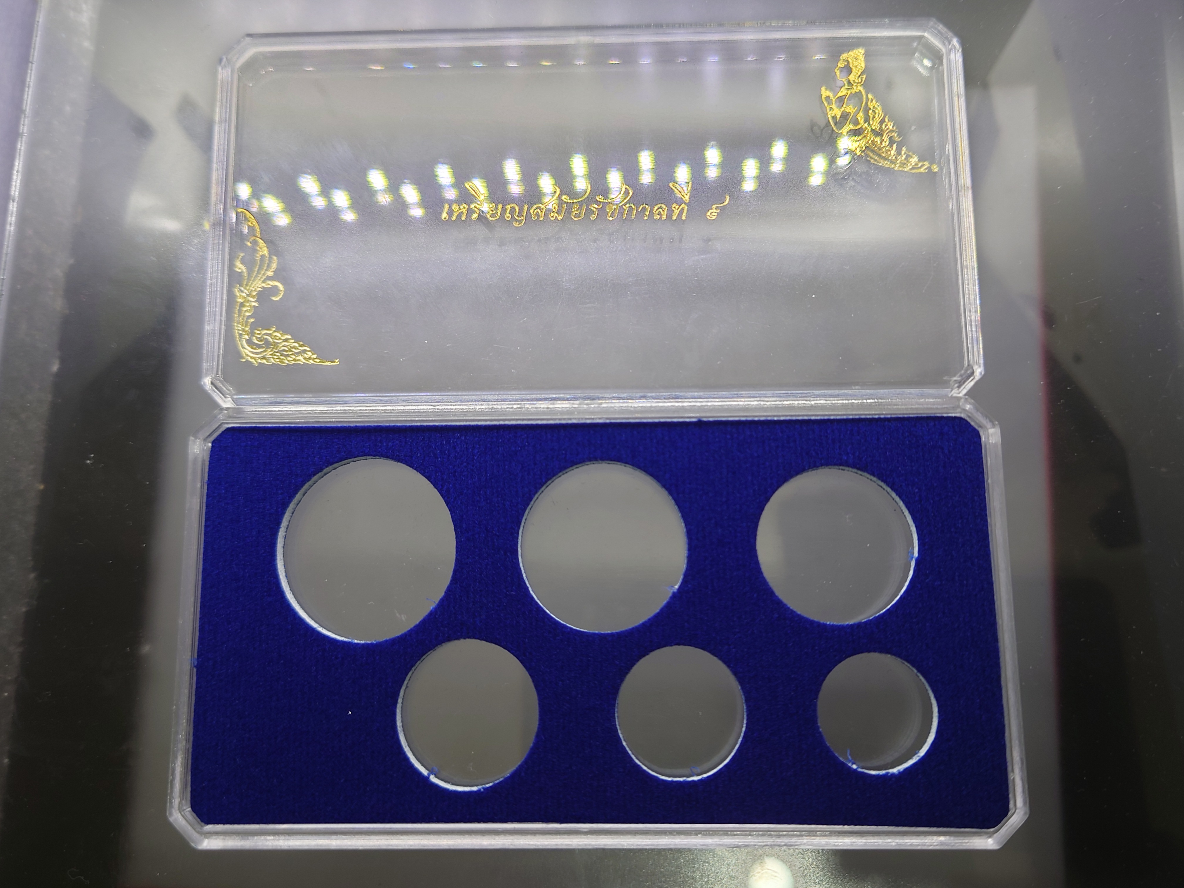 ตลับ ทรงสี่เหลี่ยม ใส่เหรียญหมุนเวียน รัชกาลที่9 (6ช่อง) ใส้บังคับเหรียญกำมะหยี่
