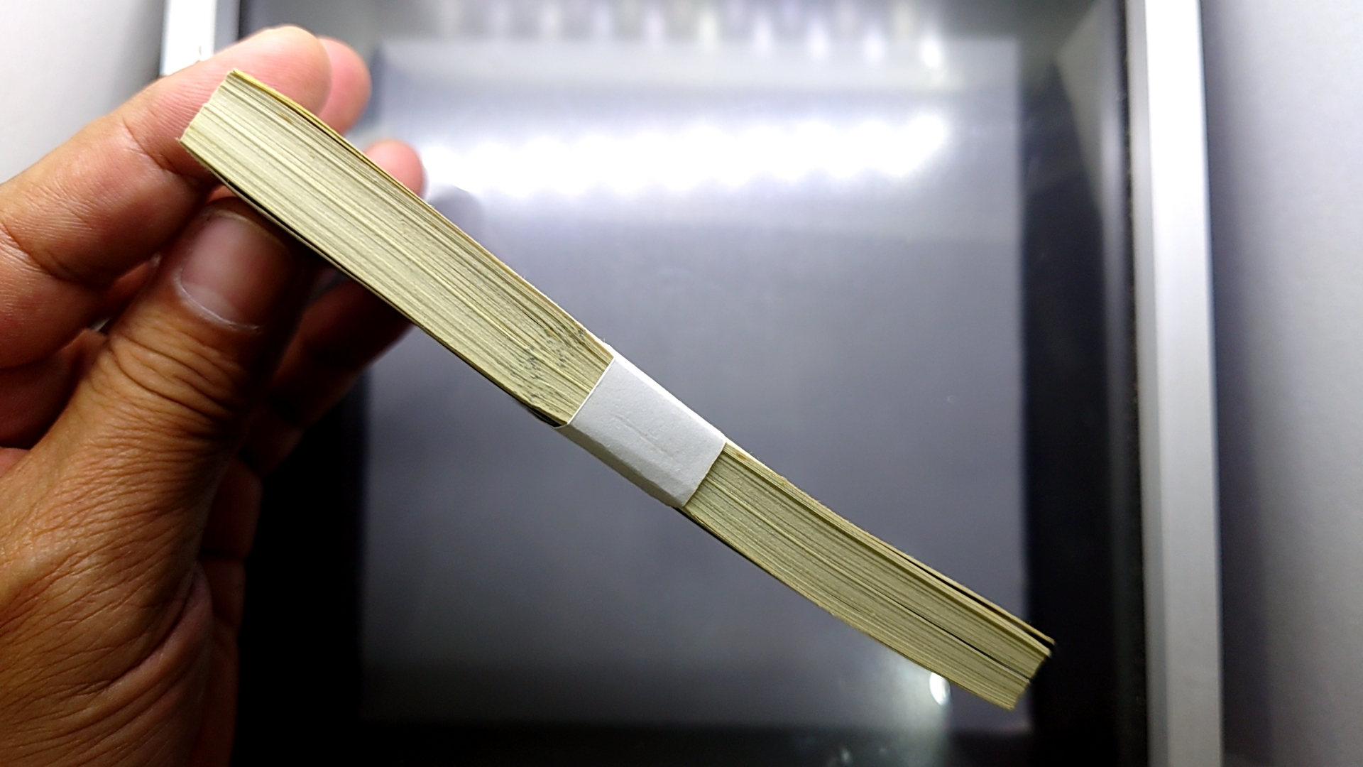 ธนบัตร 1 บาท (ยกแหนบ เรียงเลข 100 ใบ) แบบ 9 รุ่น 6 ไม่ผ่านใช้ เก่าเก็บ