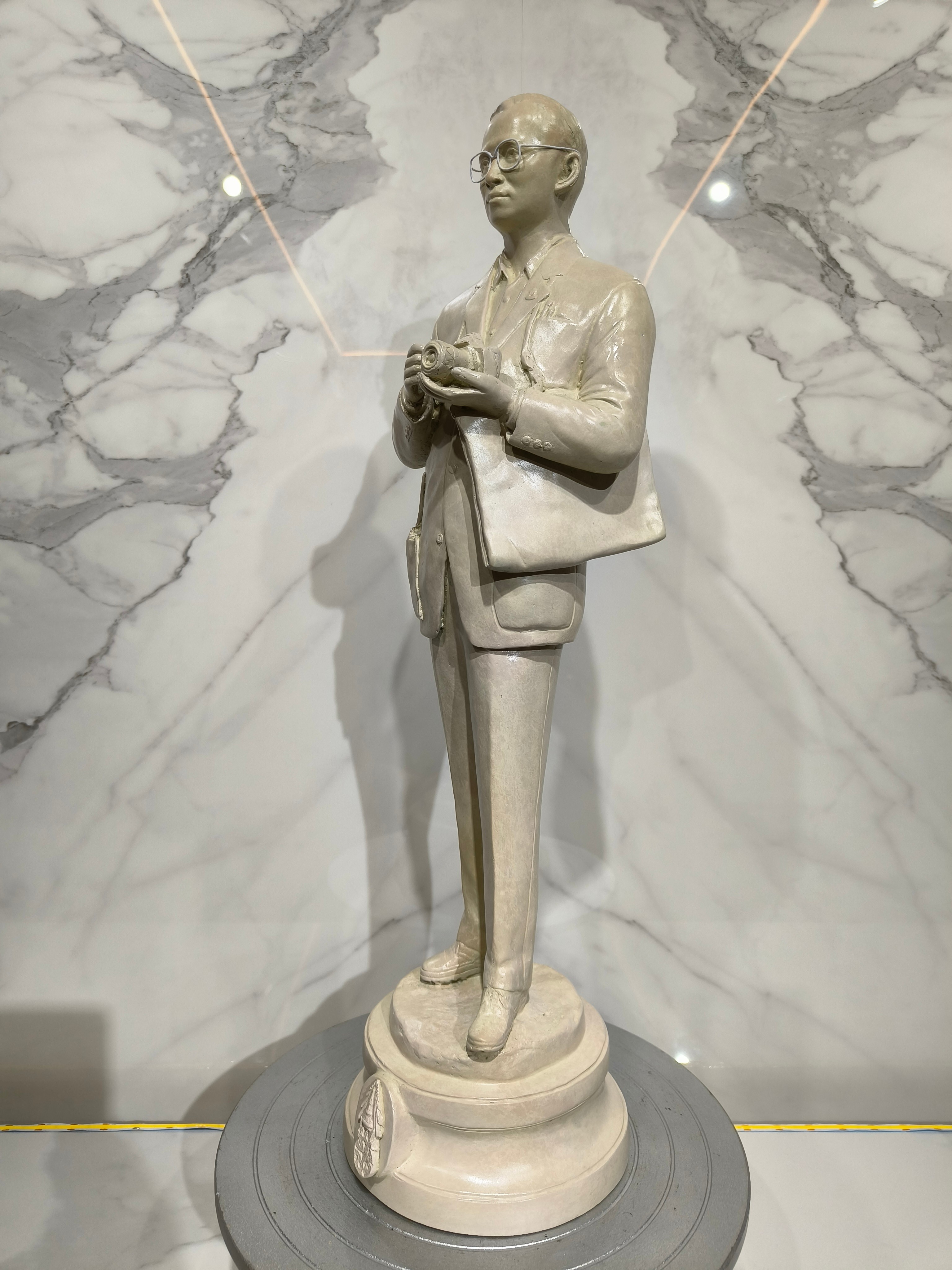 พระบรมรูปหล่อในหลวง รัชกาลที่ 9 รุ่น พ่อหลวงทรงงาน (ถือกล้องถ่ายรูป) หน้าตัก 9 นิ้ว