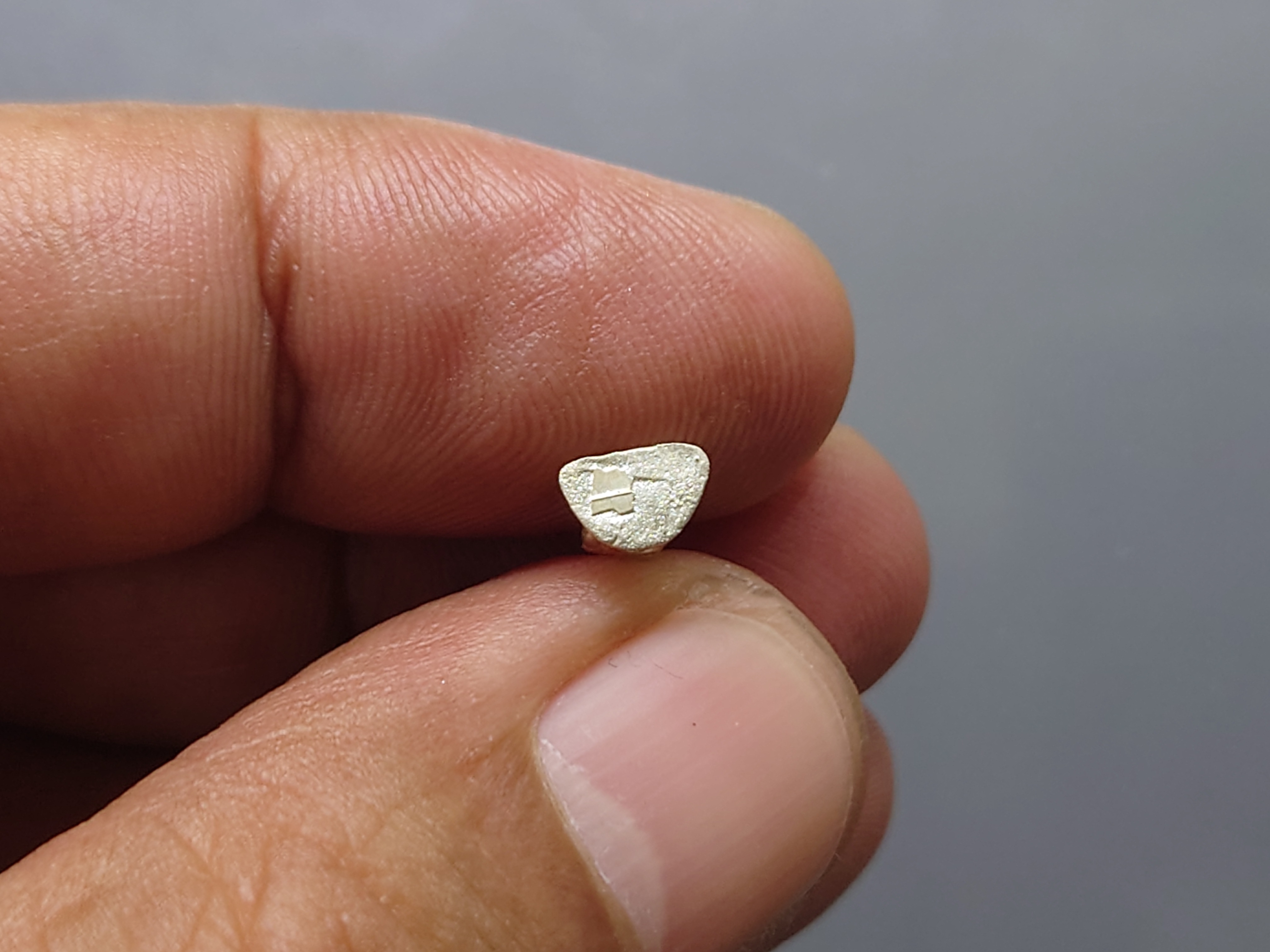 พระแก้วมรกต ทรงฤดูร้อน รุ่นเทอดพระเกียรติ เนื้อเงิน พิมพ์จิ๋ว สูง 1.1 ซ.ม.มหาพุทธาภิเษก ณ วัดพระศรีรัตนศาสดาราม (วัดพระแก้ว) ปี2540 พร้อมตลับเดิม