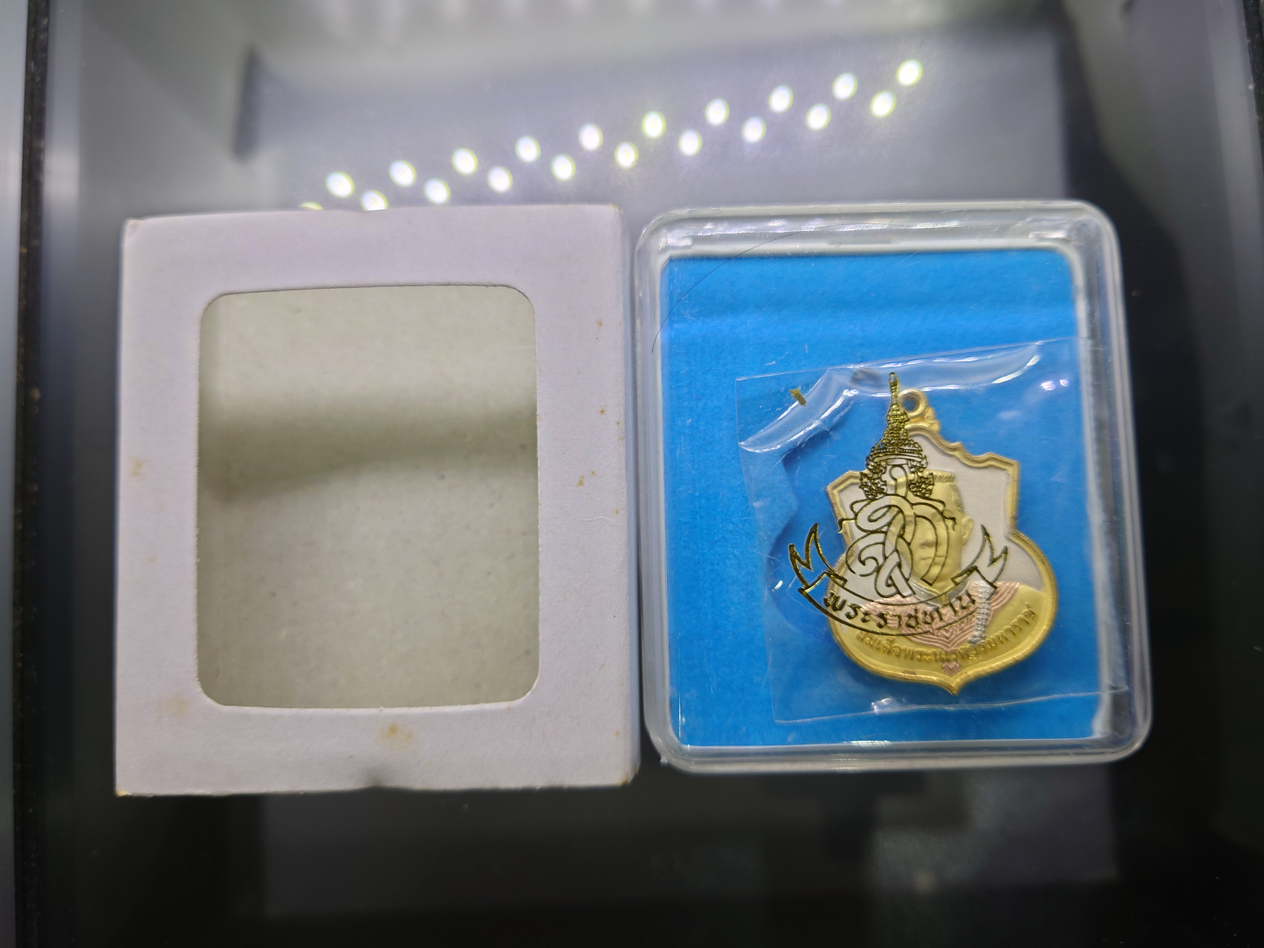 เหรียญที่ระลึกพระนเรศวรมหาราช รุ่น สู้ หลัง สก เนื้อชุบสามกษัตริย์ พ.ศ.2548