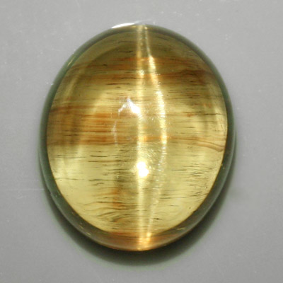 อะพาไทท์ตาแมว (Cat's eye Apatite) 4.21 กะรัต เนื้อใส สีเขียวอมเหลือง รูปร่างดี