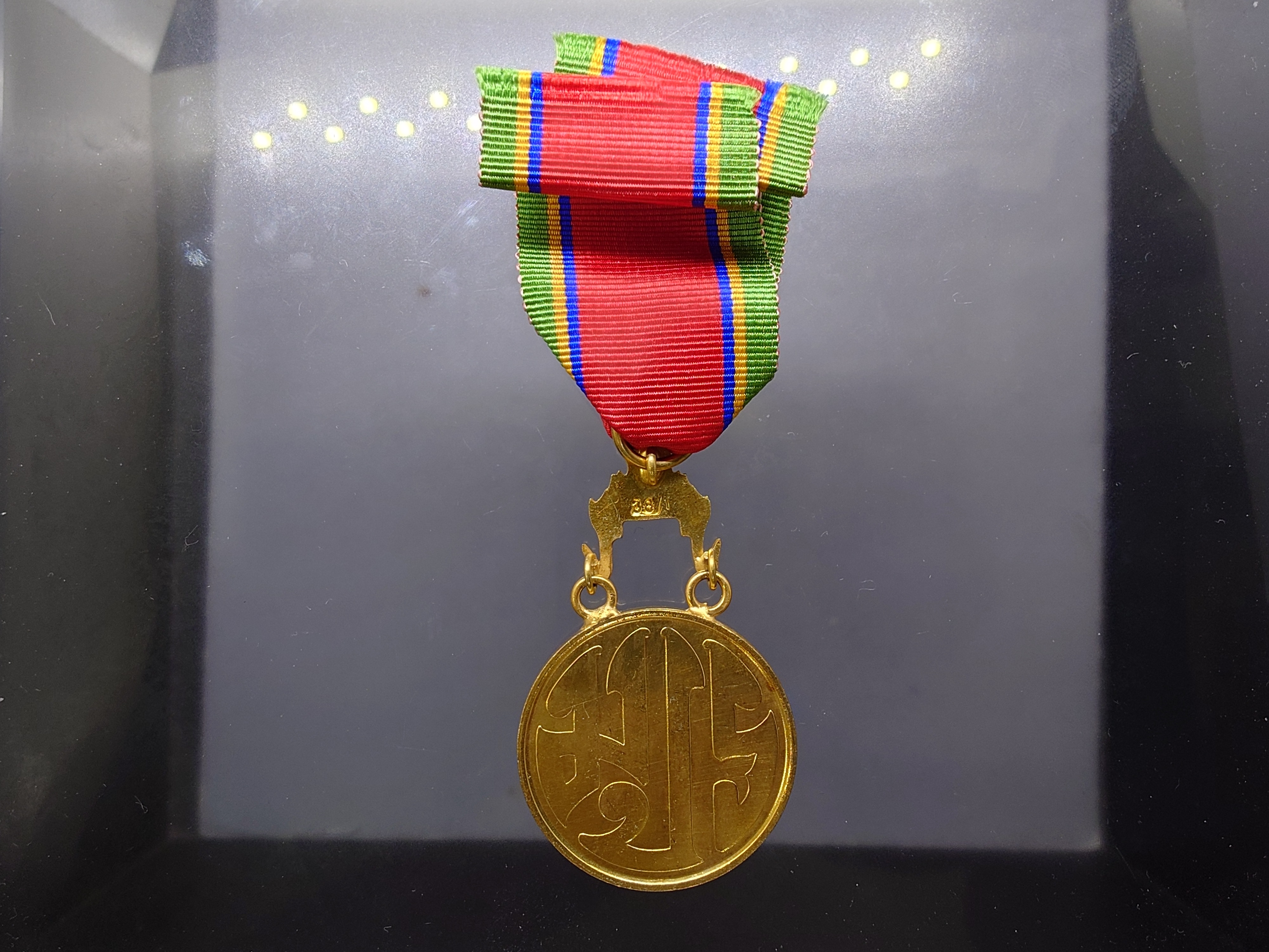 เครื่องราชอิสริยาภรณ์อันเป็นที่เชิดชูยิ่งช้างเผือก ชั้นที่6 เหรียญทองช้างเผือก ร.ท.ช.พร้อมกล่อง