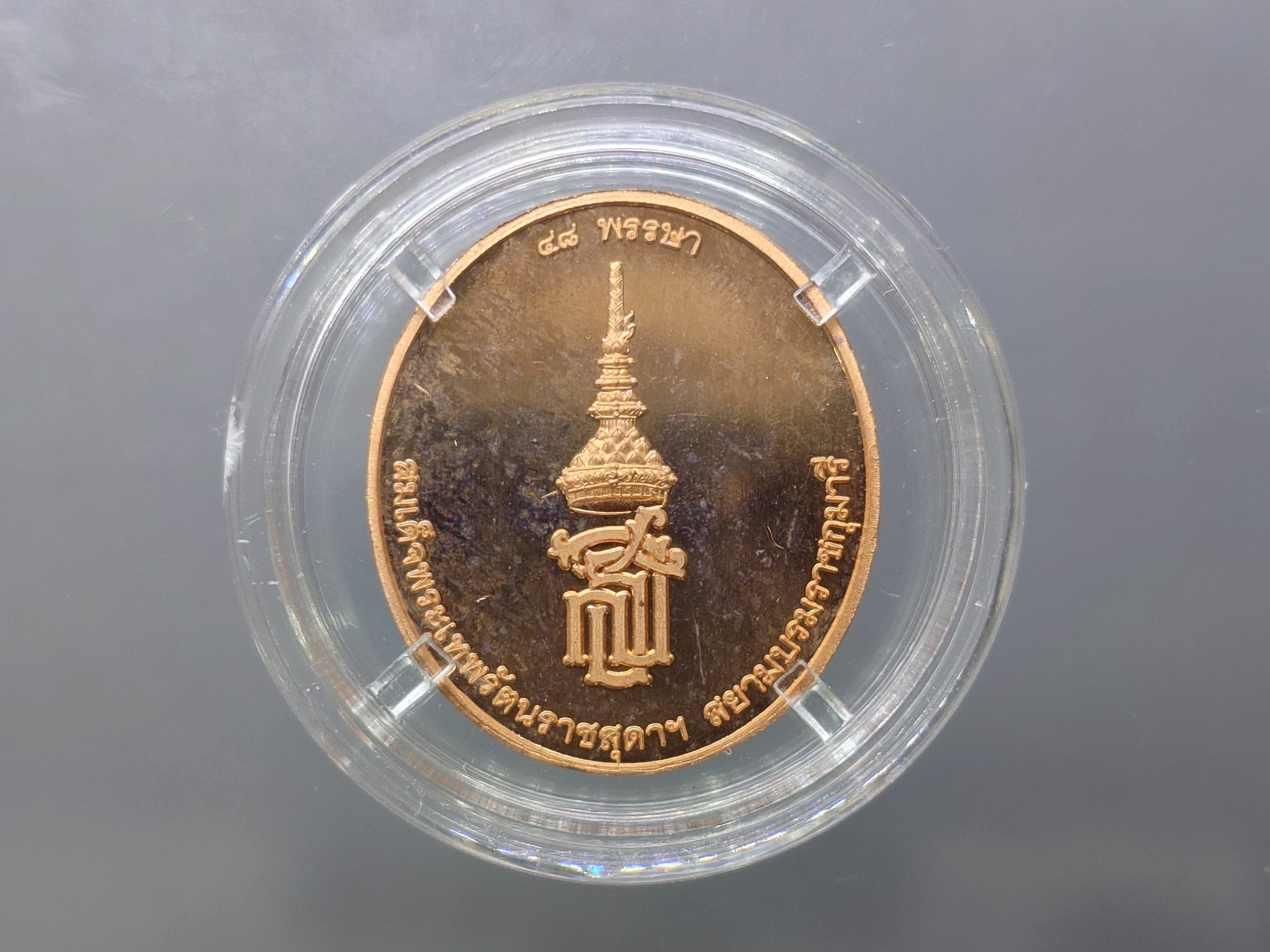 พระพุทธชินราช หลังพระนามาภิไธย สธ 48 พรรษา พระเทพฯ เนื้อทองแดงขัดเงา พิมพ์ใหญ่ ขนาด 3 เซน พ.ศ.2546 พร้อมกล่องเดิม