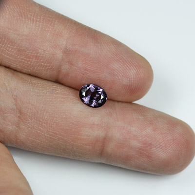 **ขายแล้ว**สปิเนลสีม่วง (Spinel) 0.95 กะรัต สีม่วงไวโอเลต ไฟดี รูปไข่