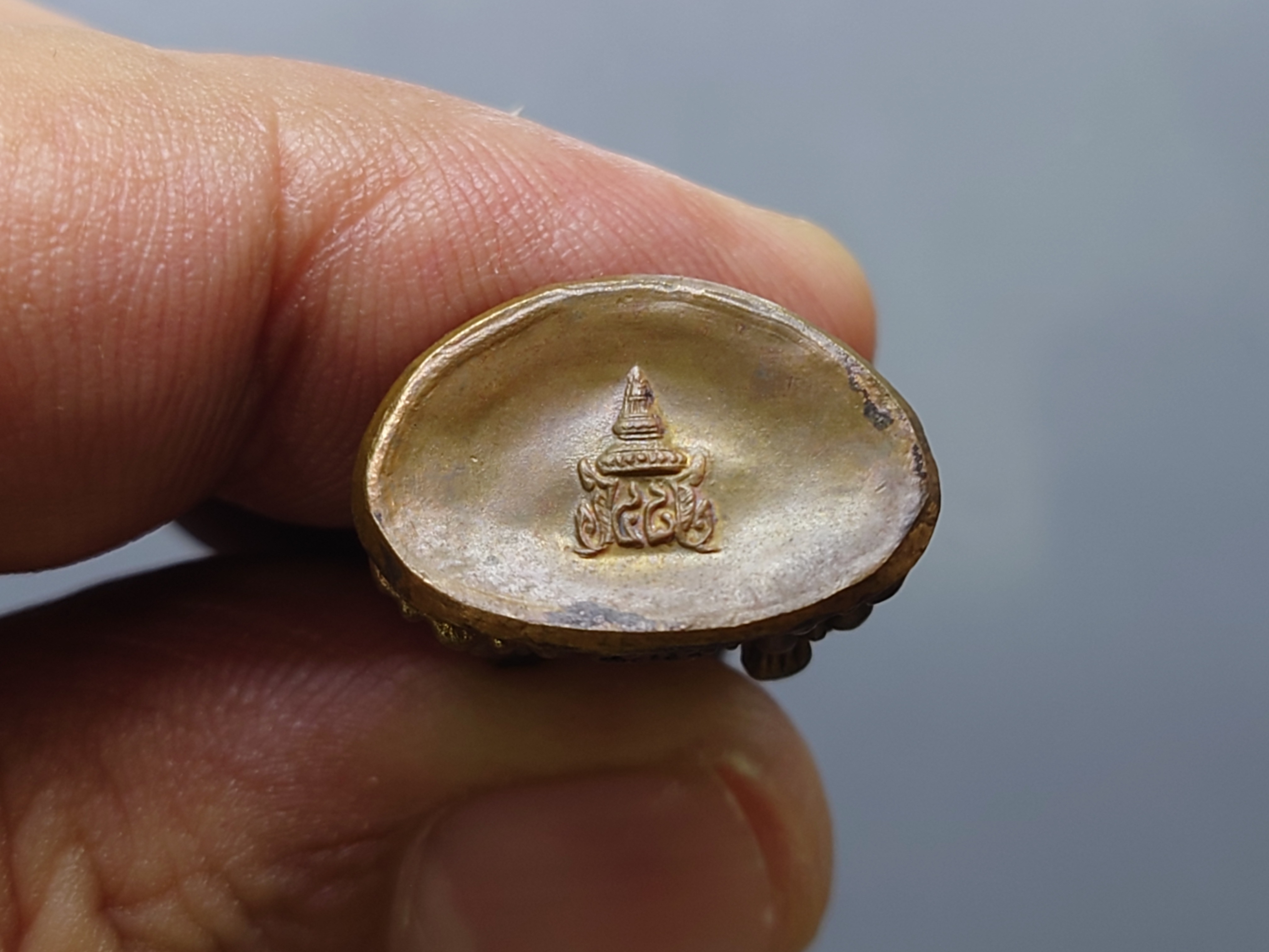 พระกริ่ง มวก.เนื้อสัมฤทธิ์ ๔๘ พรรษา สมเด็จพระบรมโอรสาธิราชฯ (รัชกาลที่10) ณ พระอุโบสถวัดพระศรีรัตนศาสดาราม ปี2543 พร้อมกล่องเดิม