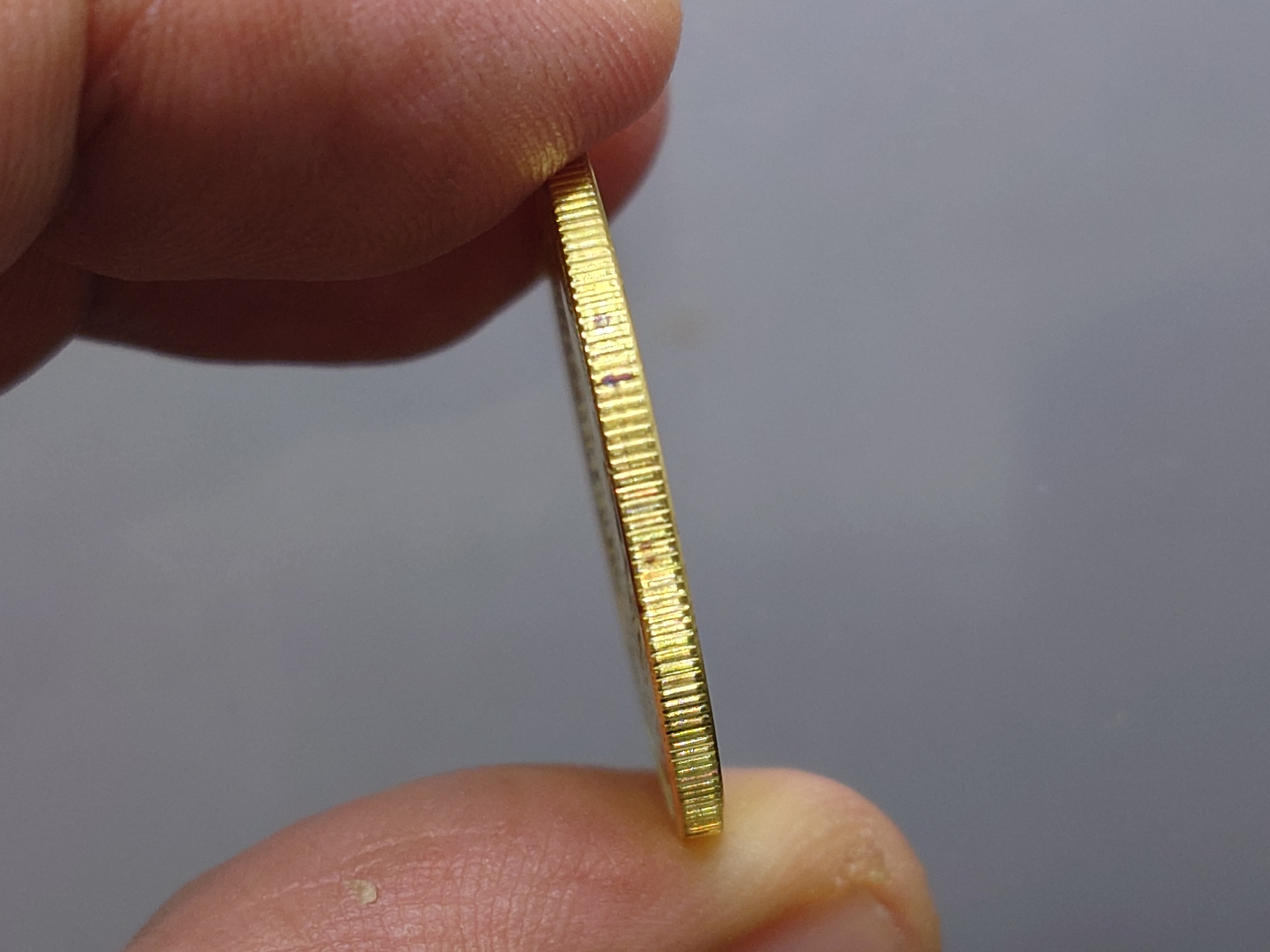 เหรียญทองคำ 6000 บาท (หนัก 15 กรัม) ที่ระลึกมหามงคลเฉลิมพระชนมพรรษาราชินี 5 รอบ ปี2535