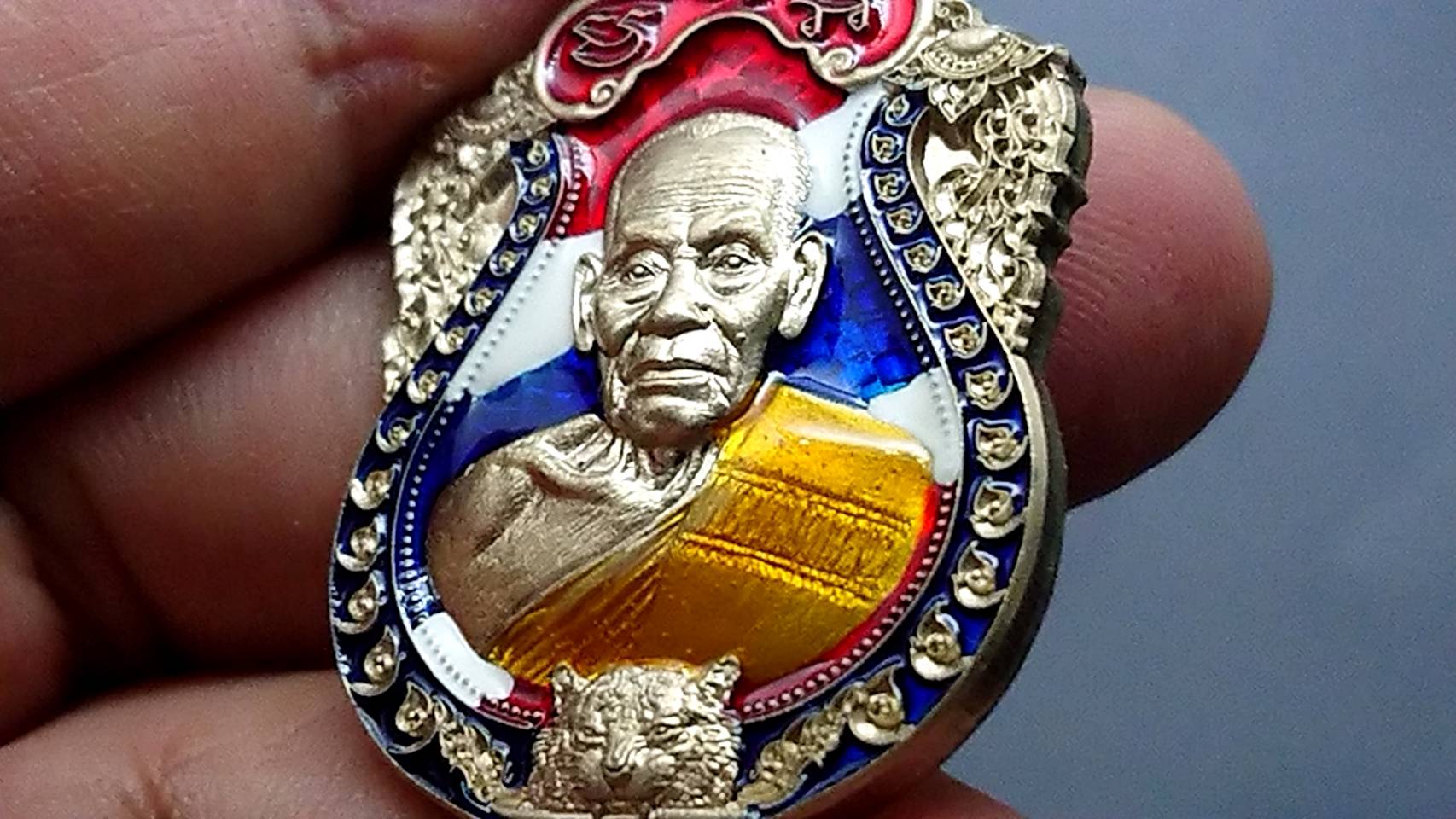 เหรียญเสือคาบดาบ รุ่น2 เนื้ออัลปาก้า ตอกพิเศษ(แจกยกลัง) ลงยาธงชาติ หลังยาน้ำเงิน ขอบน้ำเงินซุ้มแดง หลวงพ่อพัฒน์ วัดห้วยด้วน โคท 150