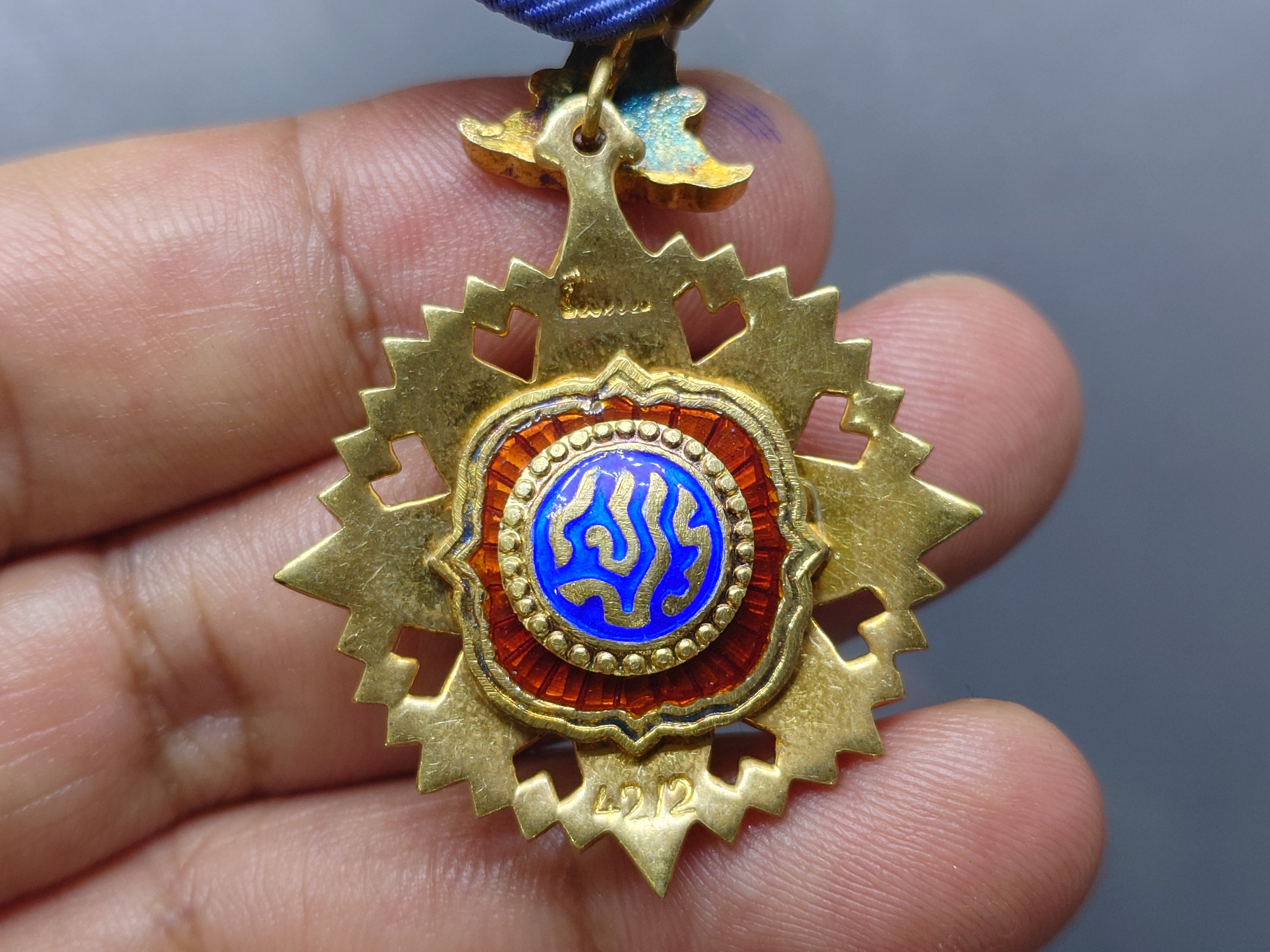 เครื่องราชอิสริยาภรณ์ มงกุฏไทย เนื้อเงินลงยา พร้อมกล่องเดิม