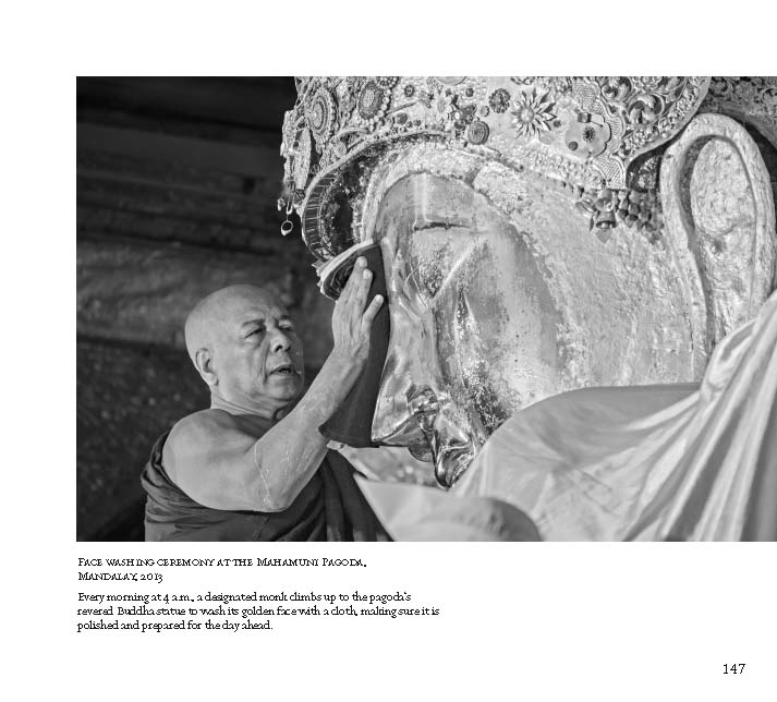 Riverbooks หนังสือประวัติศาสตร์ : Catching the light A Journey across Myanmar