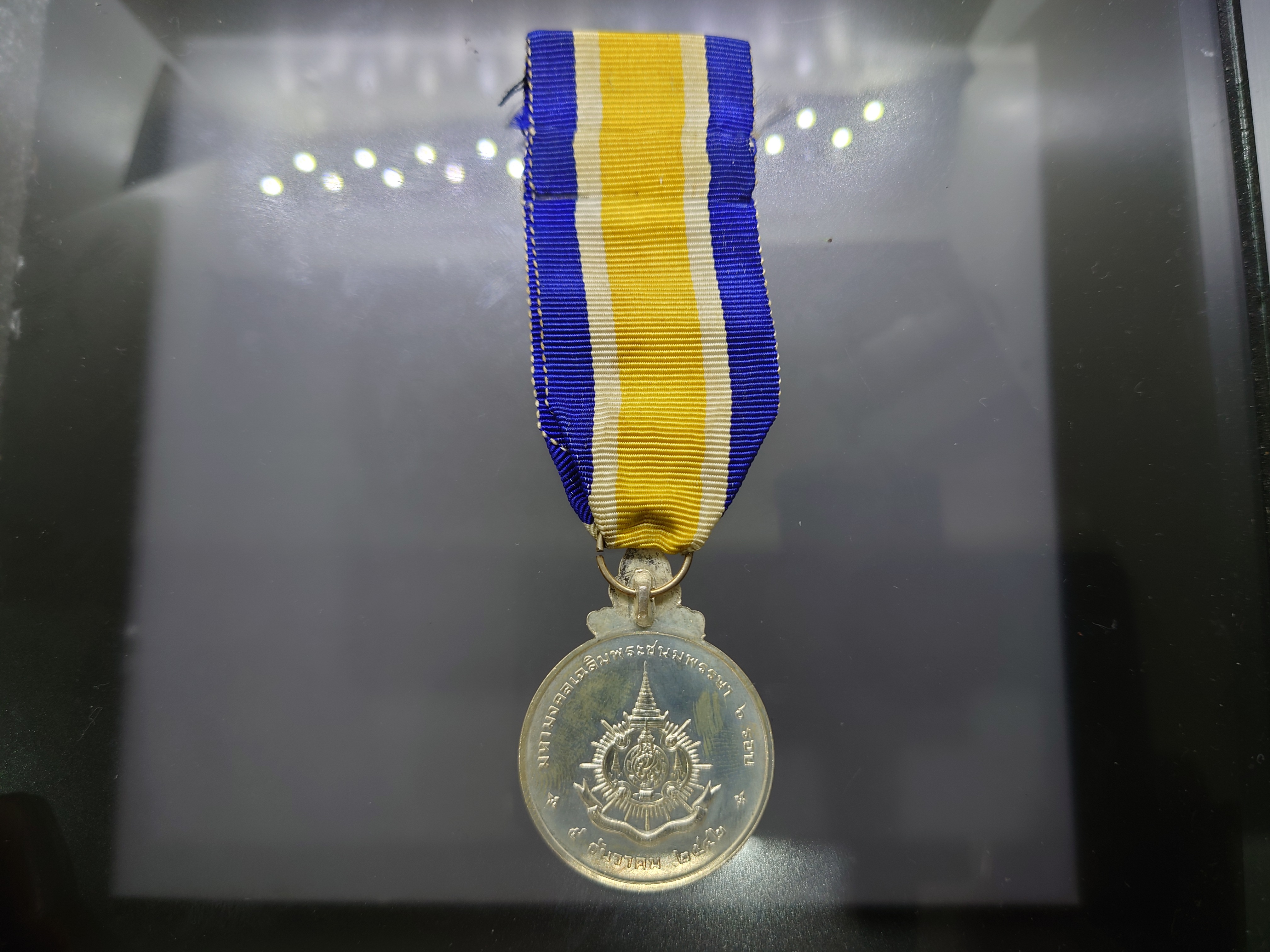 เหรียญแพรแถบ เนื้อเงิน ที่ระลึกมหามงคลเฉลิมพระชนมพรรษา 6 รอบ รัชกาลที่ 9 พ.ศ.2542 แบบชาย