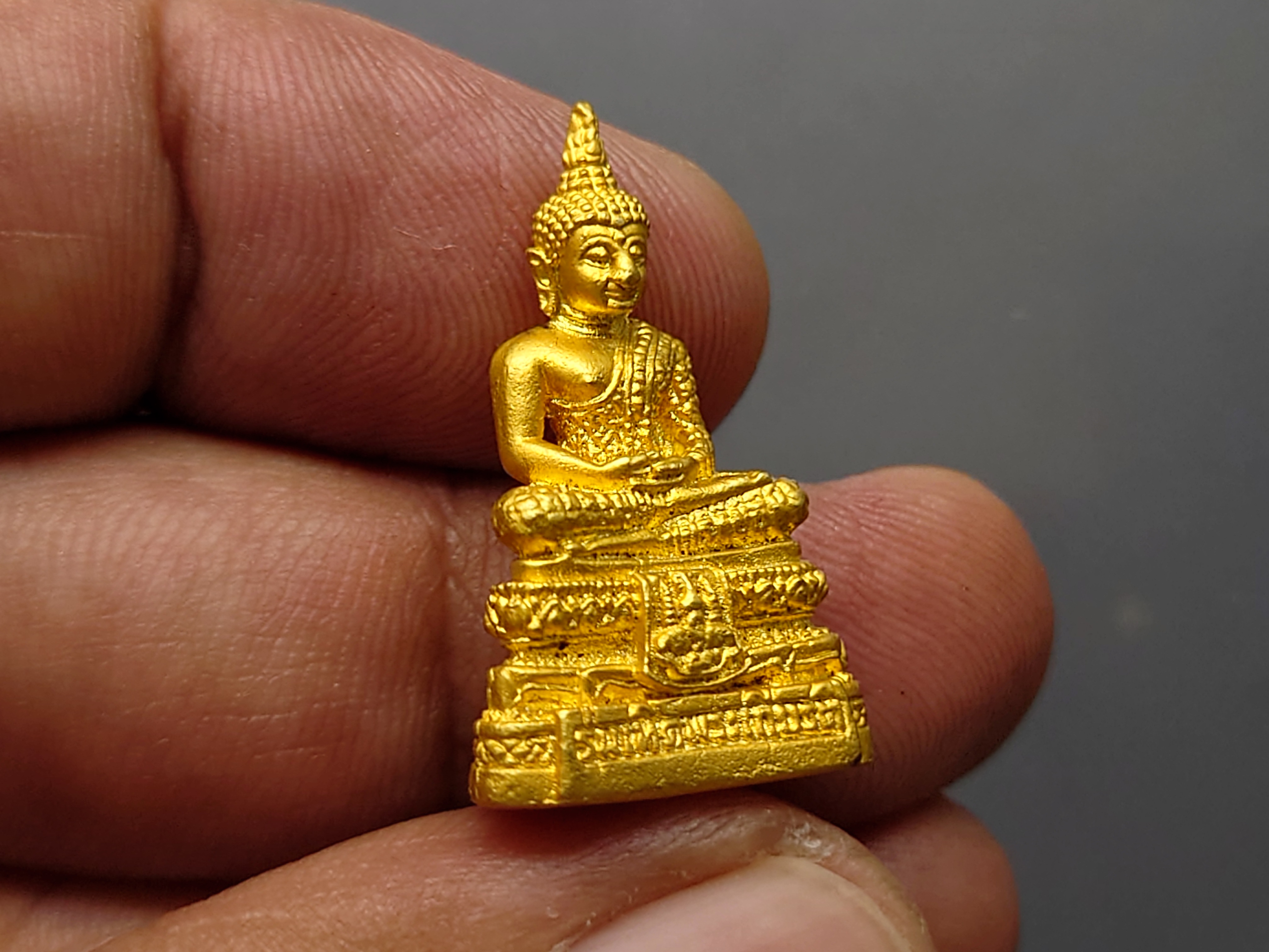 พระแก้วมรกต 3 ฤดู รุ่นเทอดพระเกียรติ เนื้อโลหะชุบทอง สองกษัตริย์ มหาพุทธาภิเษก ณ วัดพระศรีรัตนศาสดาราม ปี2540 พร้อมกล่องเดิม