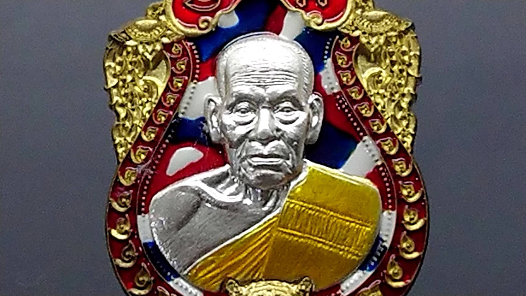 เหรียญเสือคาบดาบ รุ่น2 เนื้อทองระฆัง ลงยาลายพราง ตำหนิจมูกนิด (ตอกพิเศษ ตอกหัวเสือ) องค์เงินแท้ หลวงพ่อพัฒน์ วัดห้วยด้วน โคท 62(SKU-03337)