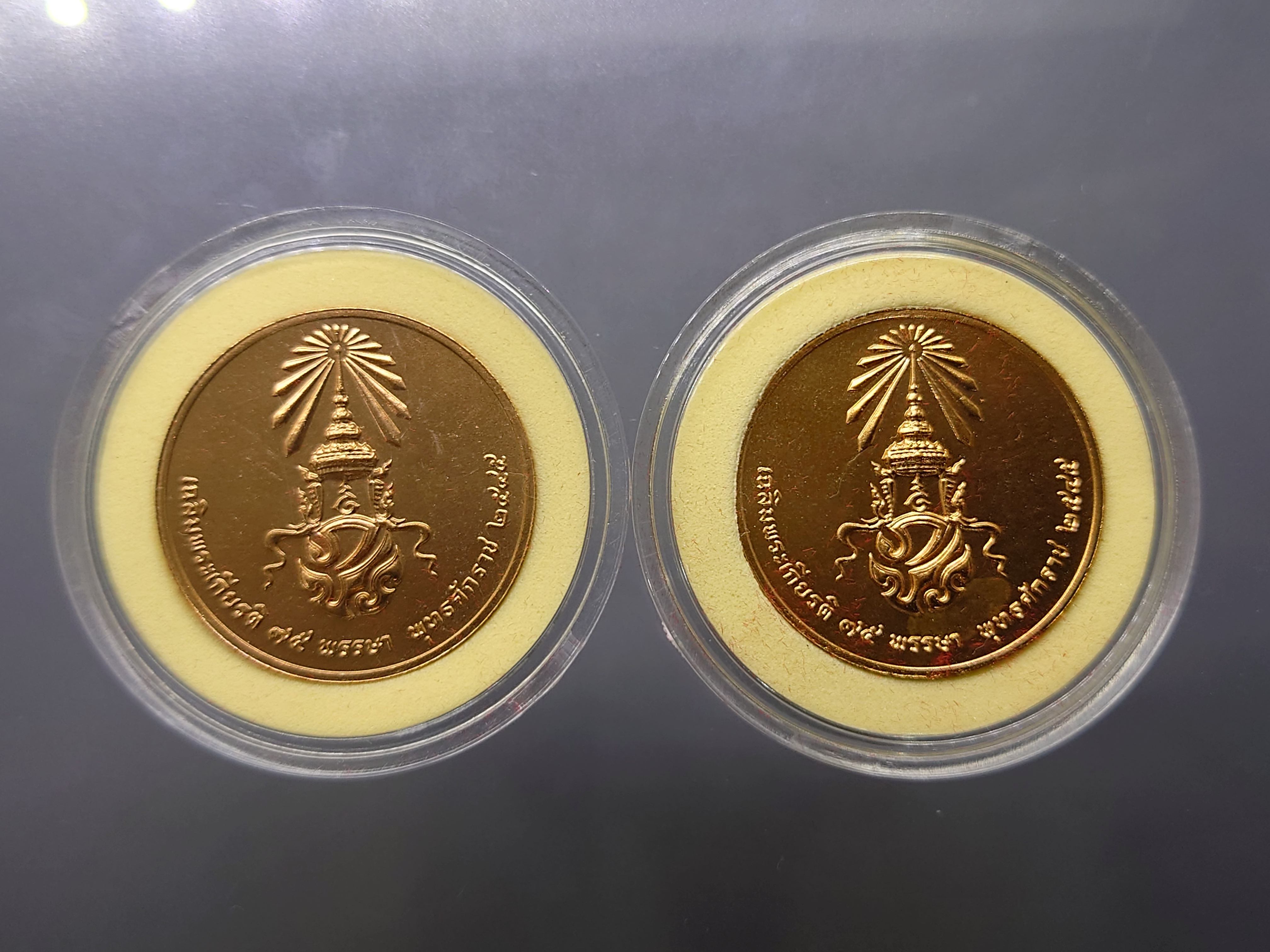 พระแก้วมรกต ทรงฤดูหนาว หลัง ภปร (ชุด 2 องค์) เนื้อทองแดง ที่ระลึก 75 พรรษา ในหลวง ธนารักษ์จัดสร้าง พ.ศ.2545 พร้อมกล่องหนัง