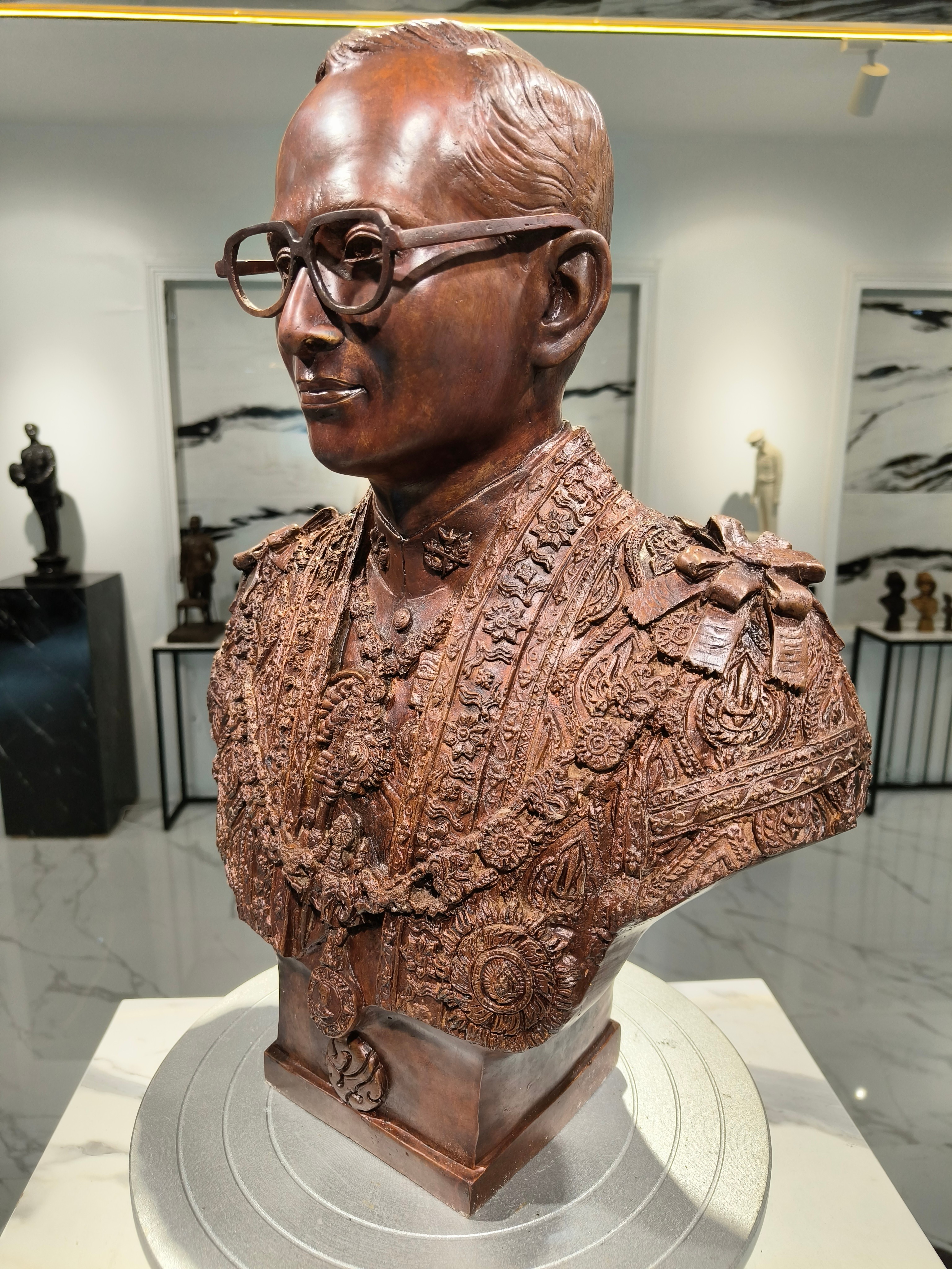 รูปหล่อ ในหลวง รัชกาลที่ 9 ร.9 ครึ่งพระองค์ ขนาดกลาง งานศิลปิน