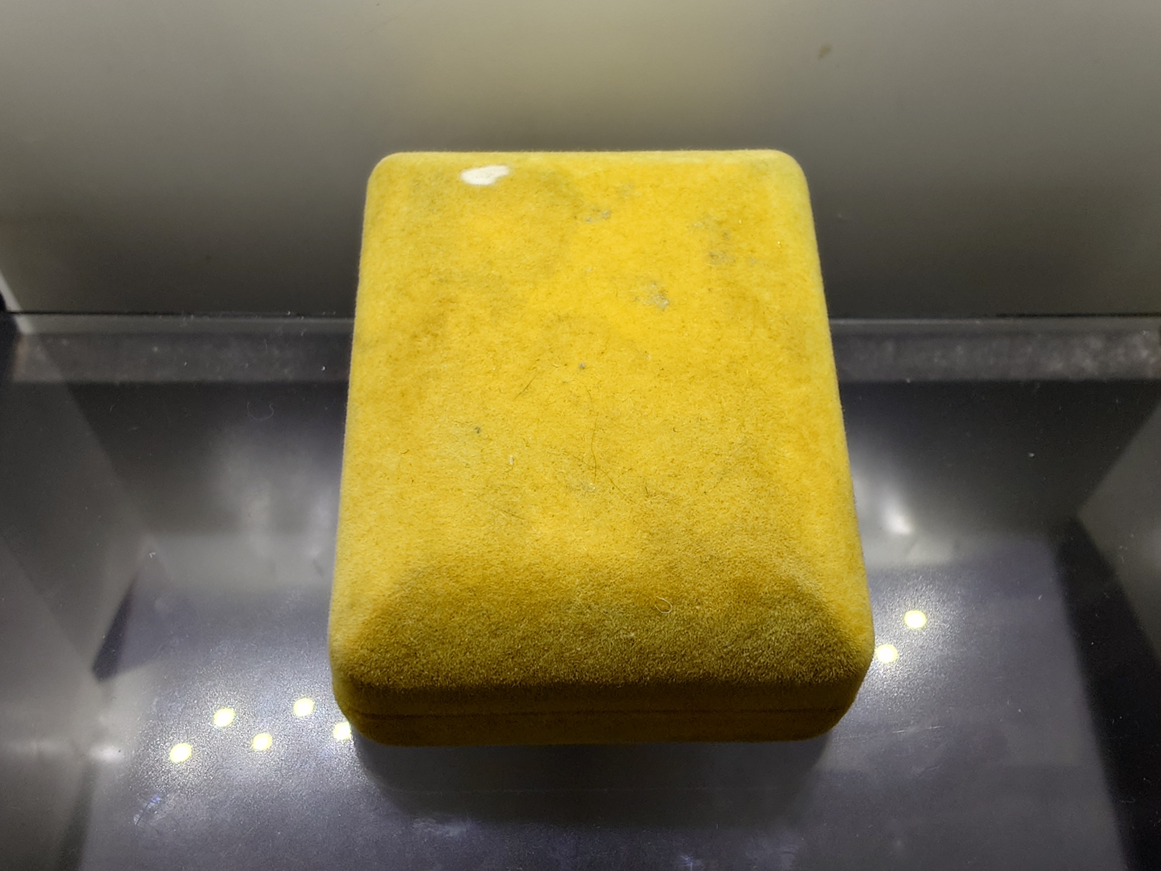 เหรียญในหลวง-พระราชินี เสด็จในงานทรงตัดลูกนิมิต (หลวงปู่โต๊ะ ร่ามปลุกเสก) เนื้อกาหลั่ยทองลงยา วัดศรีจันทร์ประดิษฐ์ ปี2522 พร้อมกล่องพระราชทาน ปี2561