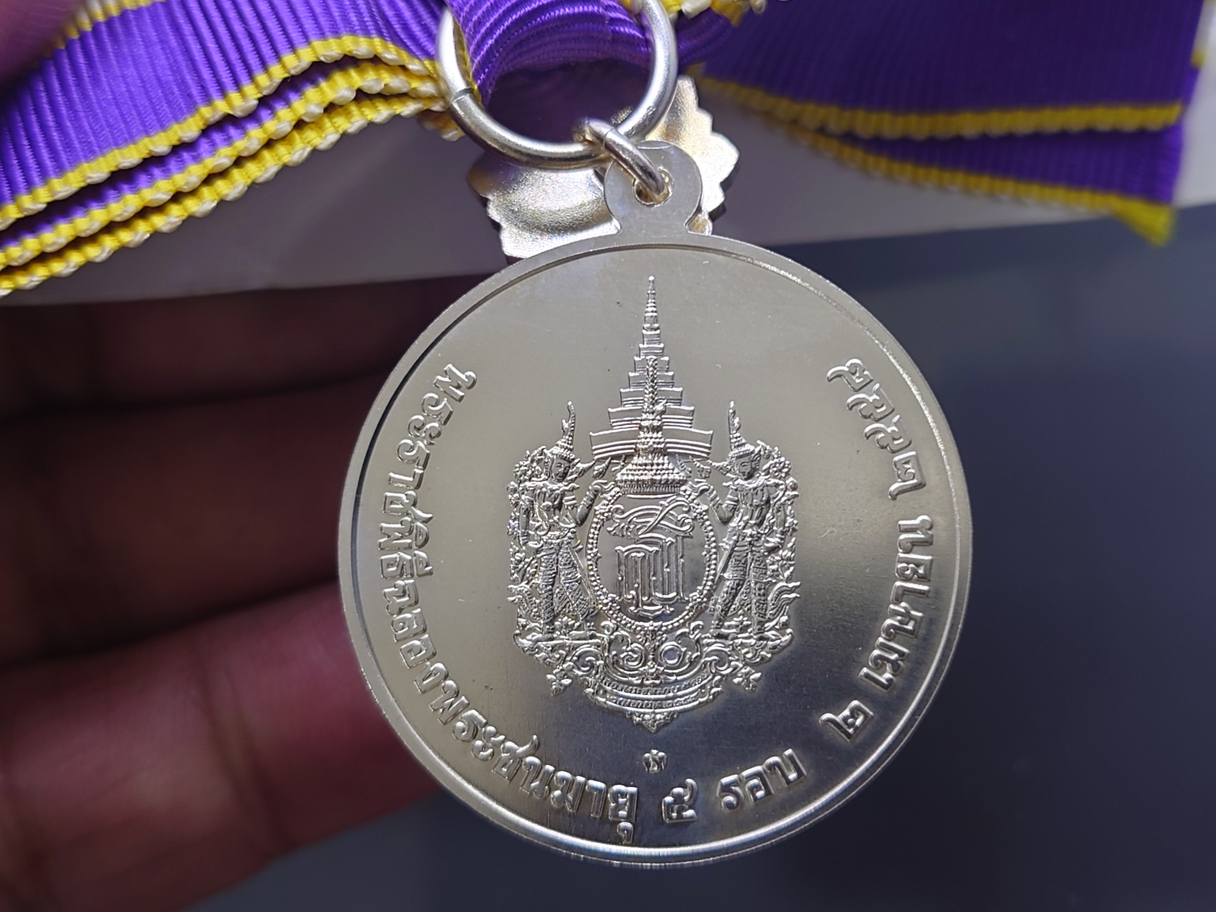 เหรียญแพรแถบ เนื้อเงิน เฉลิมพระเกียรติ 5 รอบ สมเด็จพระเทพรัตนราชสุดาๆ ปี2558 แบบหญิง