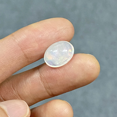**ขายแล้ว**โอปอลขาว (Opal) 3.88 กะรัต สีขาวนวล มีเหลือบเล่นสี