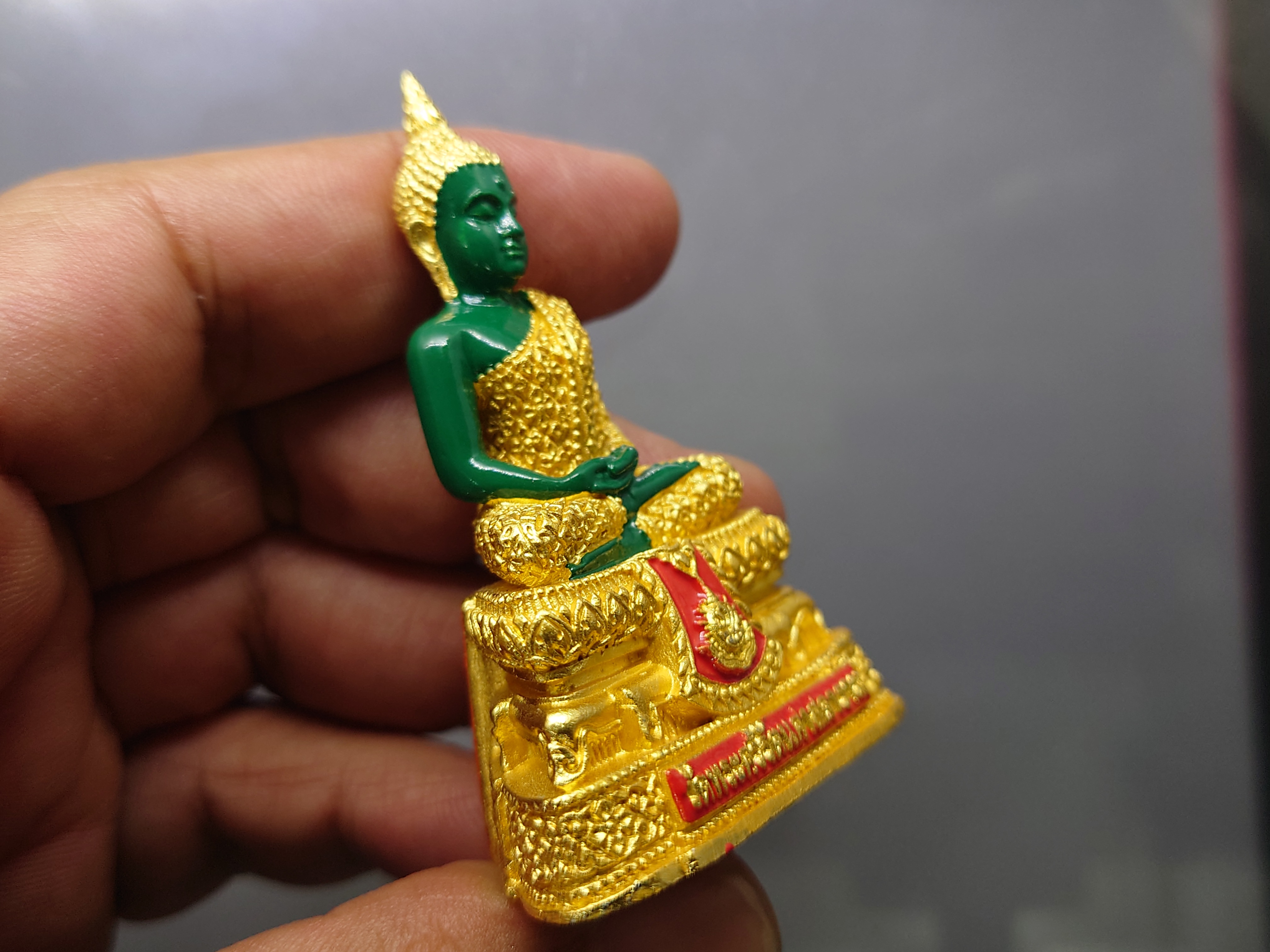 พระแก้วมรกต ทรงฤดูฝน (ขนาดสูง 6.3 เซน) เนื้อโลหะเคลือบสีเขียว เครื่องทรงชุบทอง สำนักพระราชวัง สร้าง พุทธาภิเษก ณ วัดพระศรีรัตนศาสดาราม พ.ศ.2547 ซีลเดิม รับประกันแท้