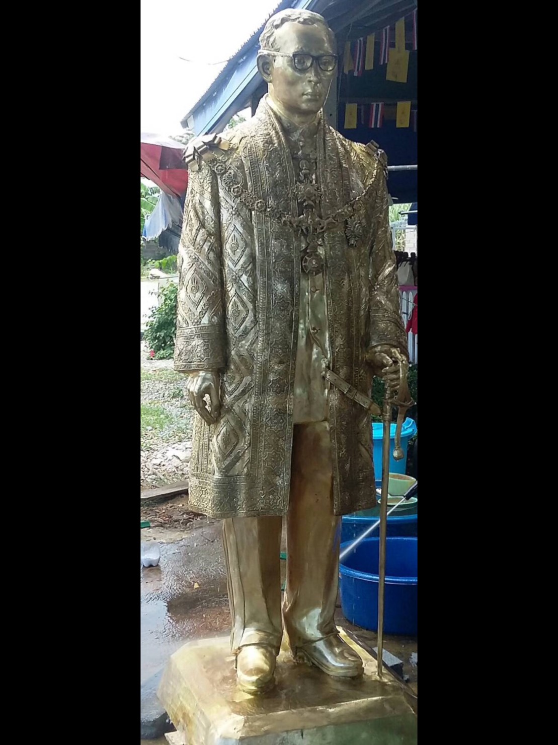 พระบรมรูปหล่อในหลวง รัชกาลที่ 9 สูง 2 เมตร ฉลองสิริราชสมบัติ 60 ปี limited (เต็มยศ)