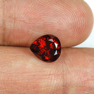 โกเมนสีแดงอมม่วงหรือโรโดไลท์ (Rhodolite Garnet) 1.83 กะรัต สีเข้ม รูปร่างดี ไฟดี