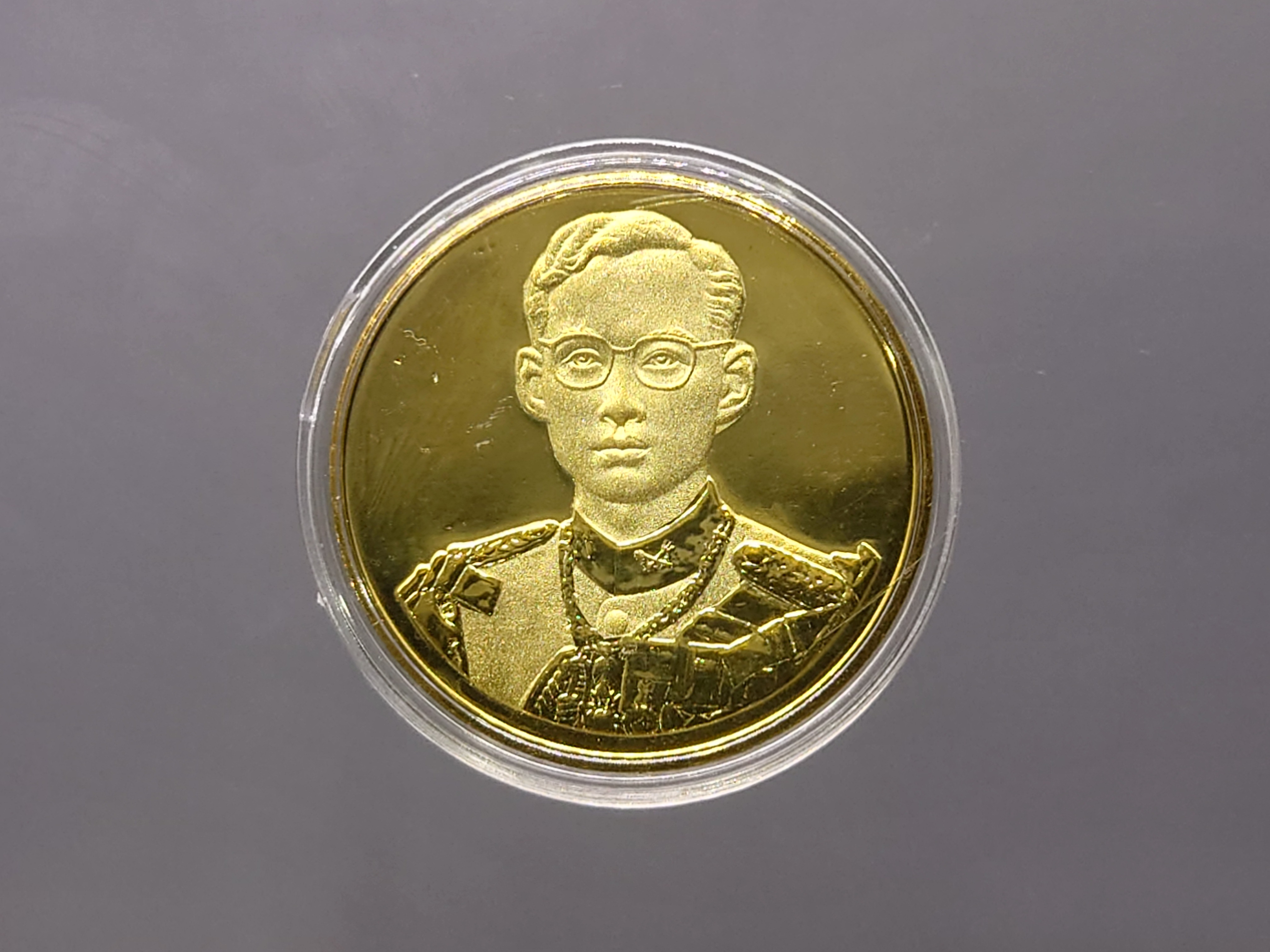 เหรียญที่ระลึกกาญจนาภิเษก ชุบกาหลั่ยทอง พ่นทราย ขนาด 3 เซน ปี2539 พร้อมตลับ