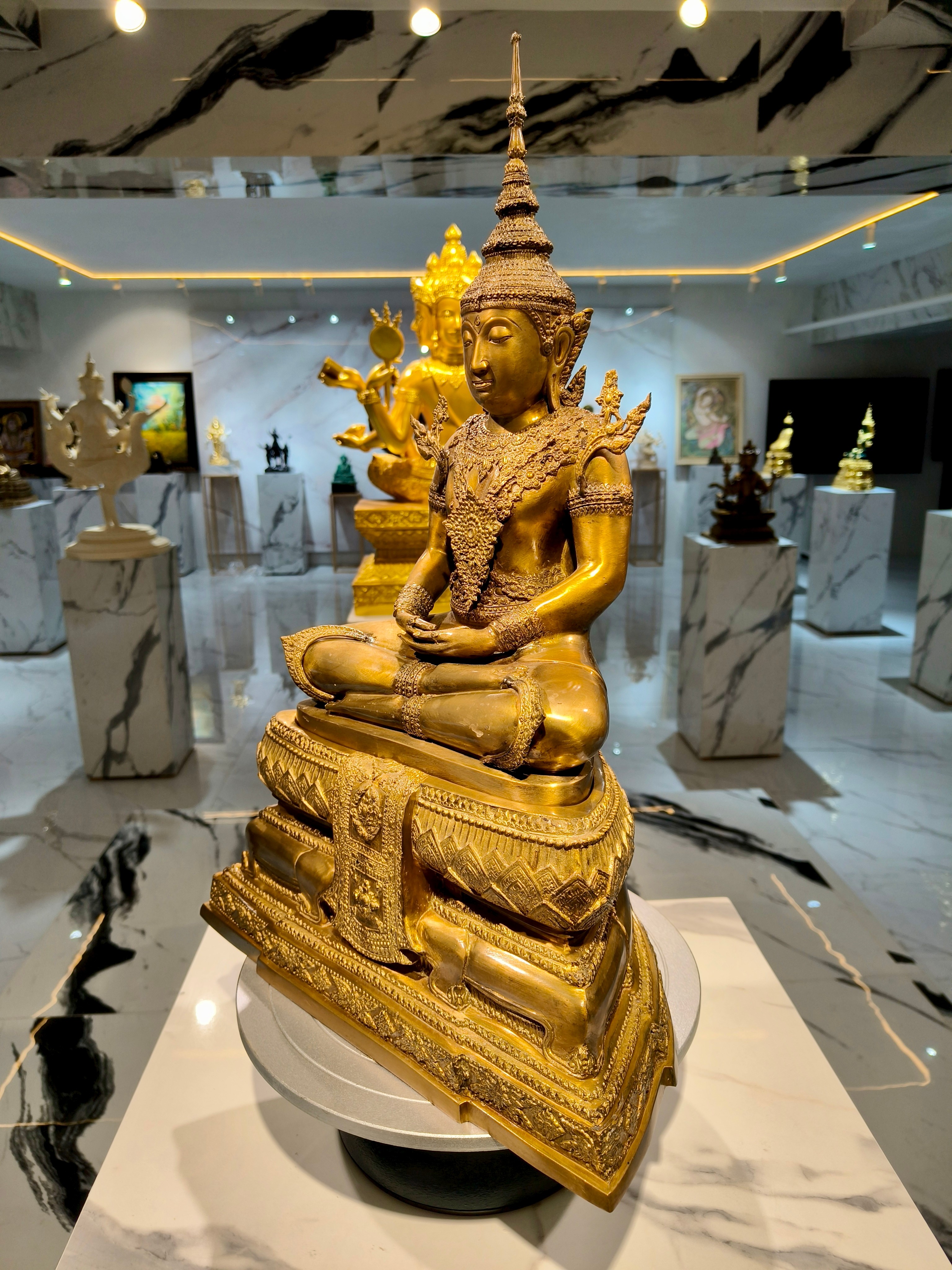 พระพุทธรูป พระแก้วมรกต ทรงเครื่องฤดูร้อน หน้าตัก 9 นิ้ว พิธีสมโภช กรุงรัตนโกสินทร์ 200 ปี วัดพระศรีรัตนศาสดาราม พ.ศ.2525