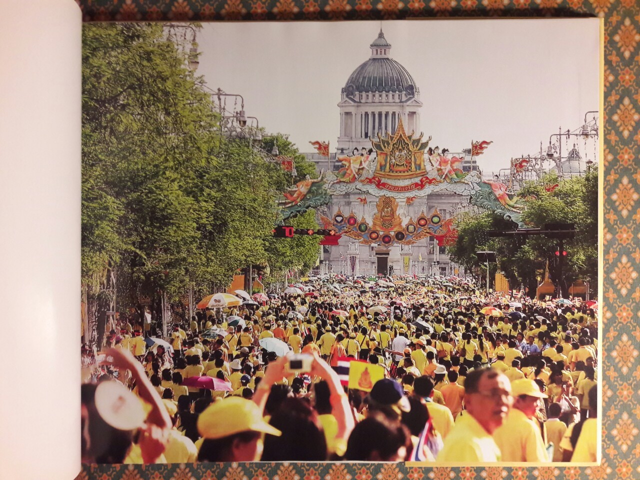 พระราชพิธีศุภมงคล ฉลองสิริราชสมบัติครบ 60 ปี (ฉบับสองภาษาไทย-อังกฤษ)