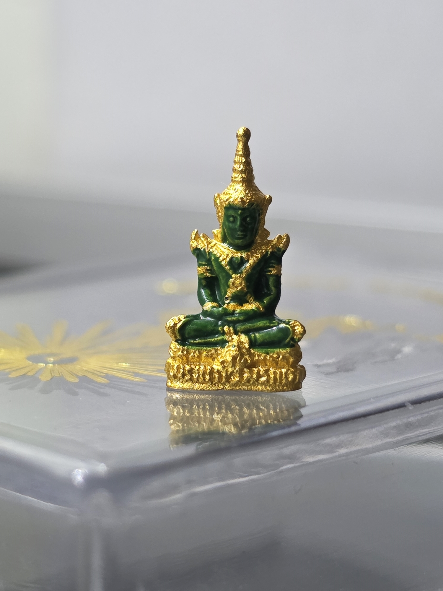 พระแก้วมรกต ทรงเครื่องฤดูร้อน เนื้อโลหะเคลือบสีเขียว เครื่องทรงชุบทอง (พิมพ์จิ๋ว 1.6 ซม.) สำนักพระราชวัง สร้าง พุทธาภิเษก ณ วัดพระศรีรัตนศาสดาราม พ.ศ.2547