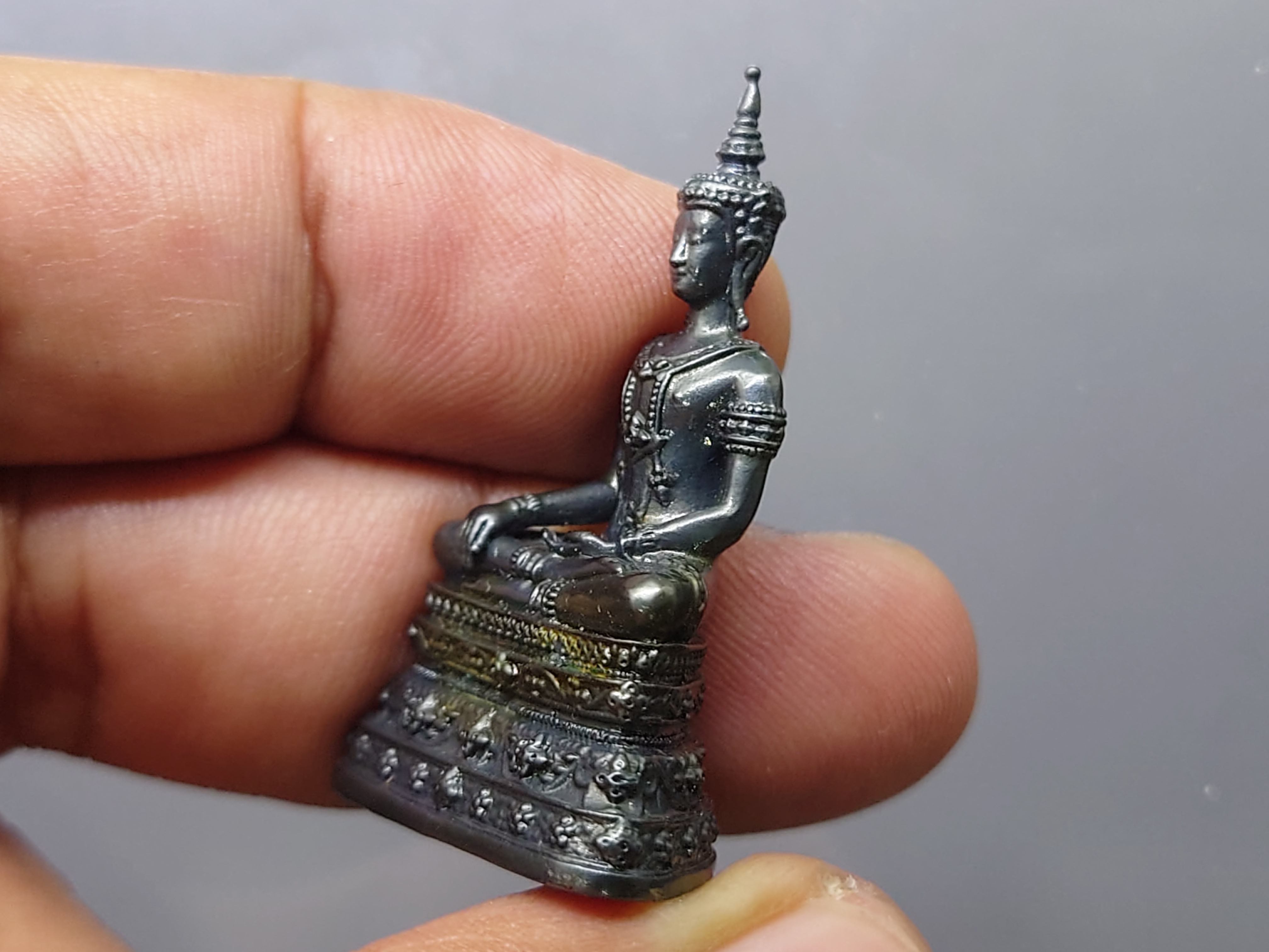 พระกริ่งพุทธมหาบารมีนุภาพพิสุทธิ์ อนุตตรสังคามวิชัย เนื้อเมฆสิทธิ์ ผลงานศิลปินแห่งชาติ อ.จักรพันธุ์ โปรษยกฤต ปี2553 พร้อมกล่องเดิม หายาก