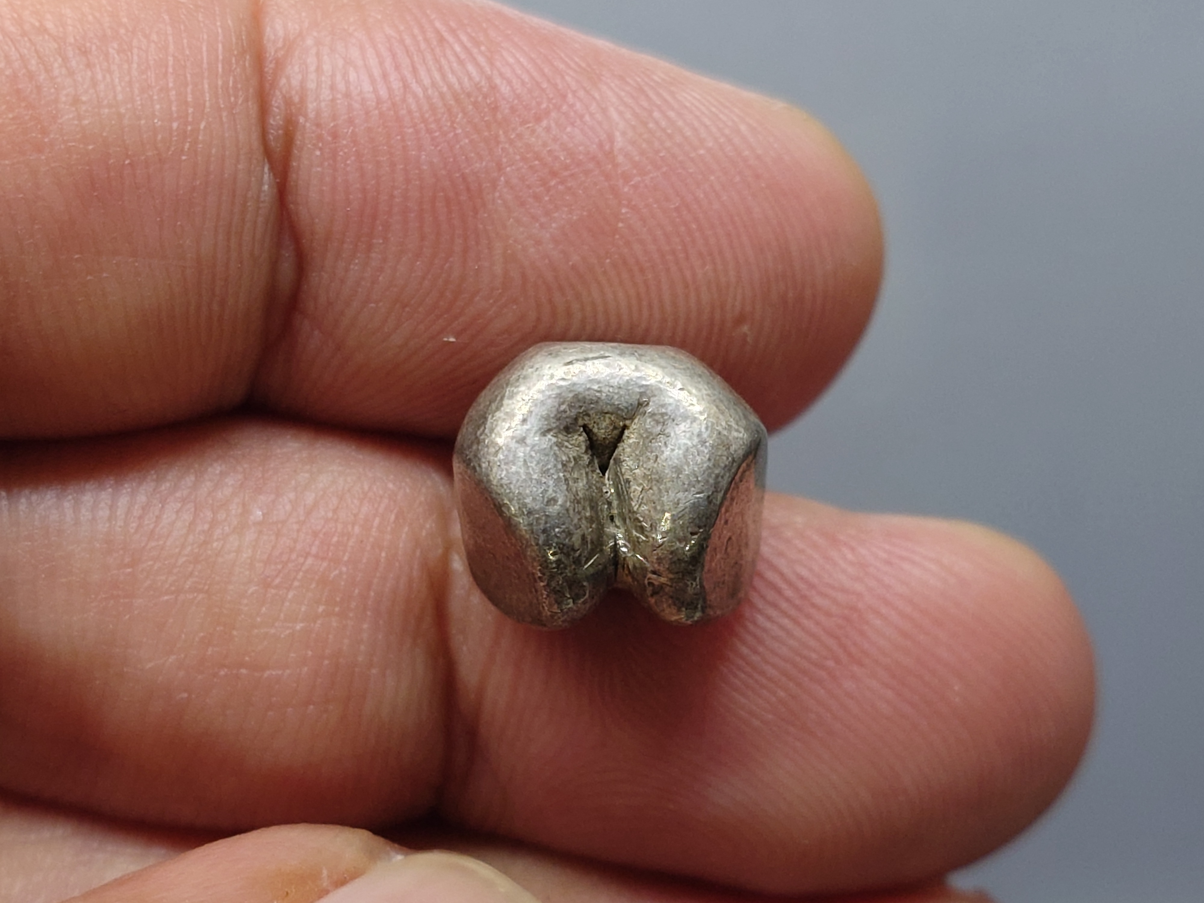 พดด้วง ขนาด 2 สลึง ตราพระแสงจักร - ปราสาท สมัยรัชกาลที่3 ปี2367 ขนาดหายาก สภาพสวย