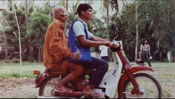 เหรียญไฮเทคหลวงพ่อโก๊ะ วัดเก้าห้อง เจ้าตำหรับ เหรียญซ้อนมอเตอร์ไซค์ ปี ๒๕๓๔