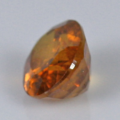 โกเมนสีส้มหรือสเปซซาไทท์ (Spessartite Garnet) 0.69 กะรัต สีส้มสว่าง