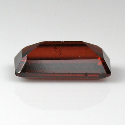 โกเมนสีแดงหรืออัลมันไดท์ (Almandite Garnet) 1.57 กะรัต แดงแก่ก่ำ