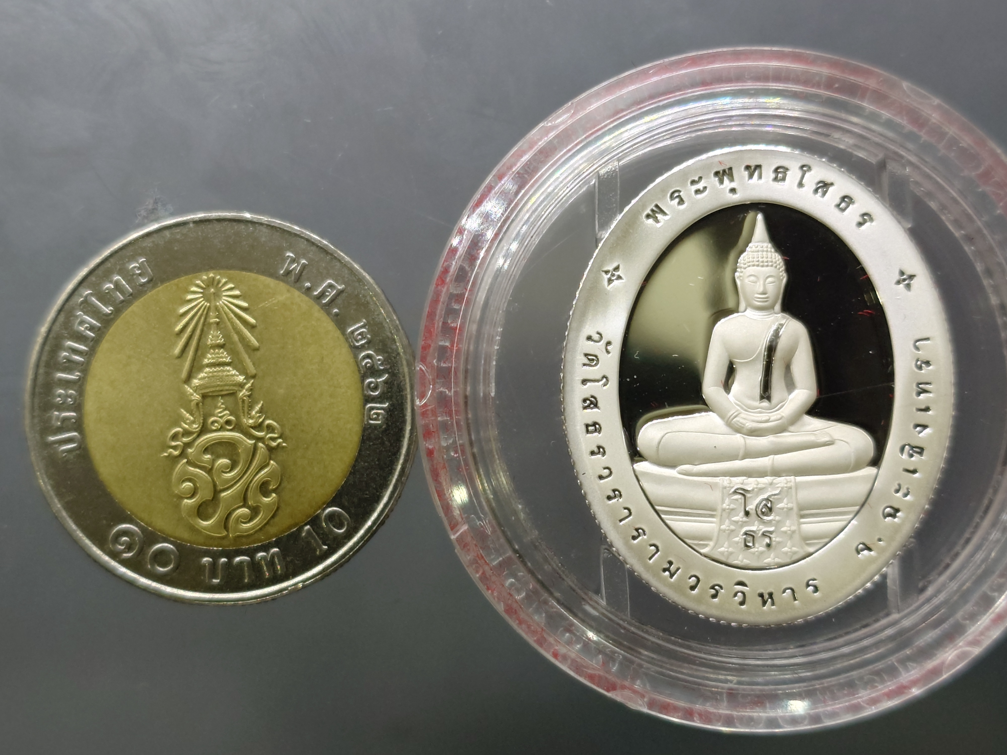 พระพุทธโสธร หลังตราสัญลักษณ์พระราชพิธี 6 รอบ รัชกาลที่9 เนื้อเงินขัดเงาพ่นทราย วัดโสธรวรารามวรวิหาร พ.ศ.2542 พร้อมกล่องเดิม