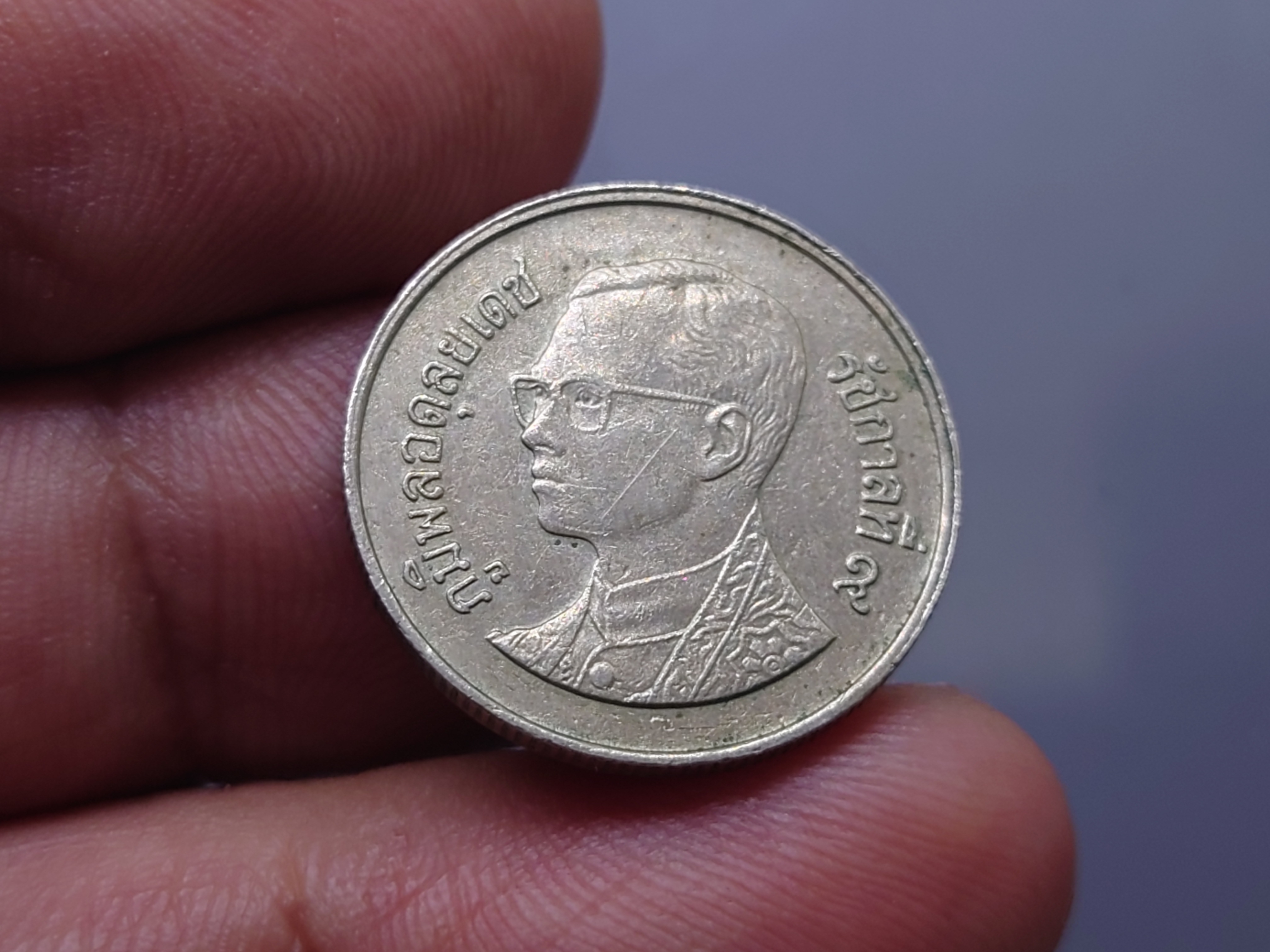 เหรียญหมุนเวียน 1 บาทหลังวัดพระศรืๆ (ช่อฟ้าสั้น) พ.ศ.2529 ผ่านใช้งาน