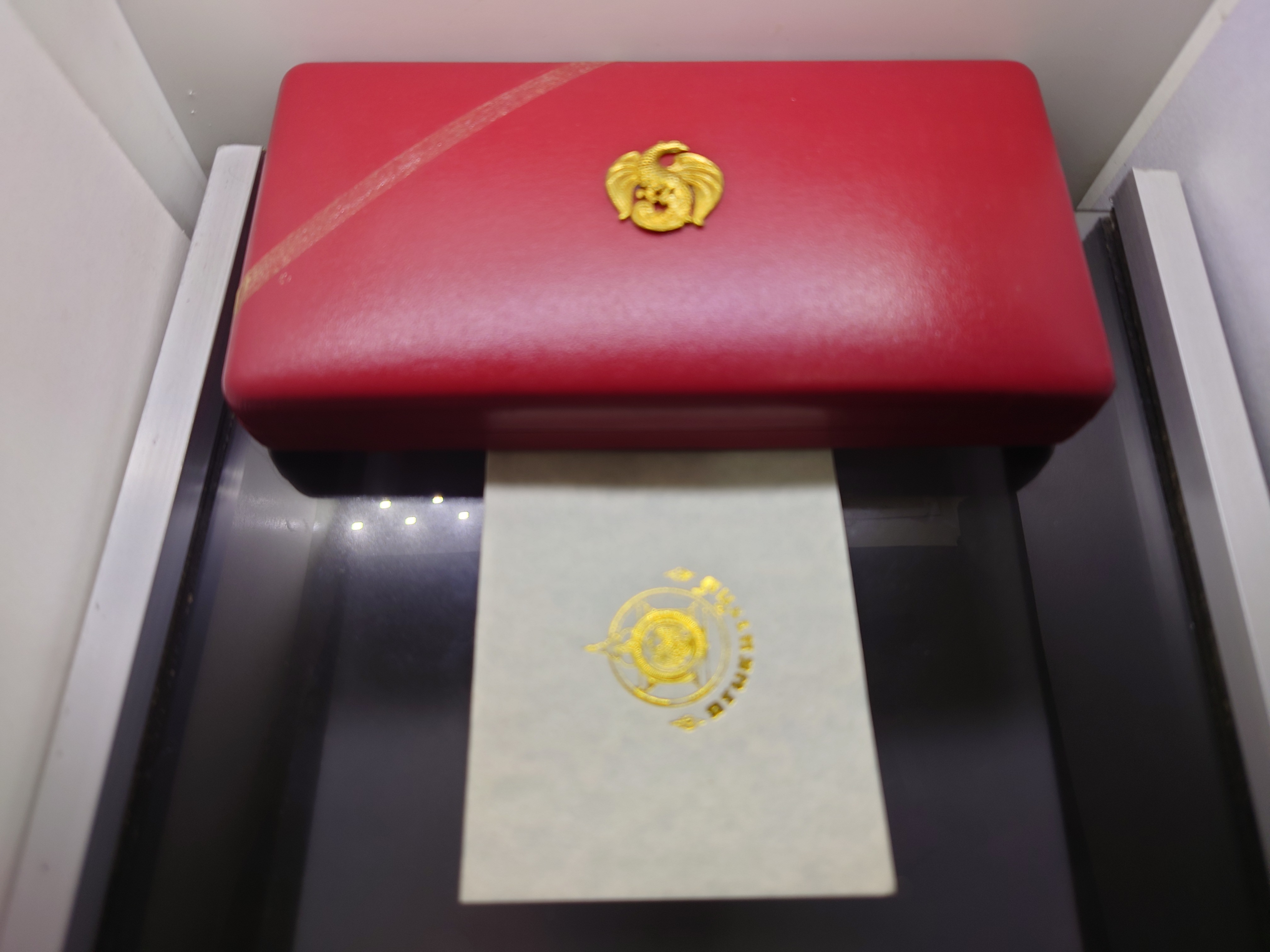 พระแก้วมรกต ทรงฤดูหนาว หลัง ภปร (ชุด 2 องค์) เนื้อทองแดง ที่ระลึก 75 พรรษา ในหลวง ธนารักษ์จัดสร้าง พ.ศ.2545 พร้อมกล่องหนัง