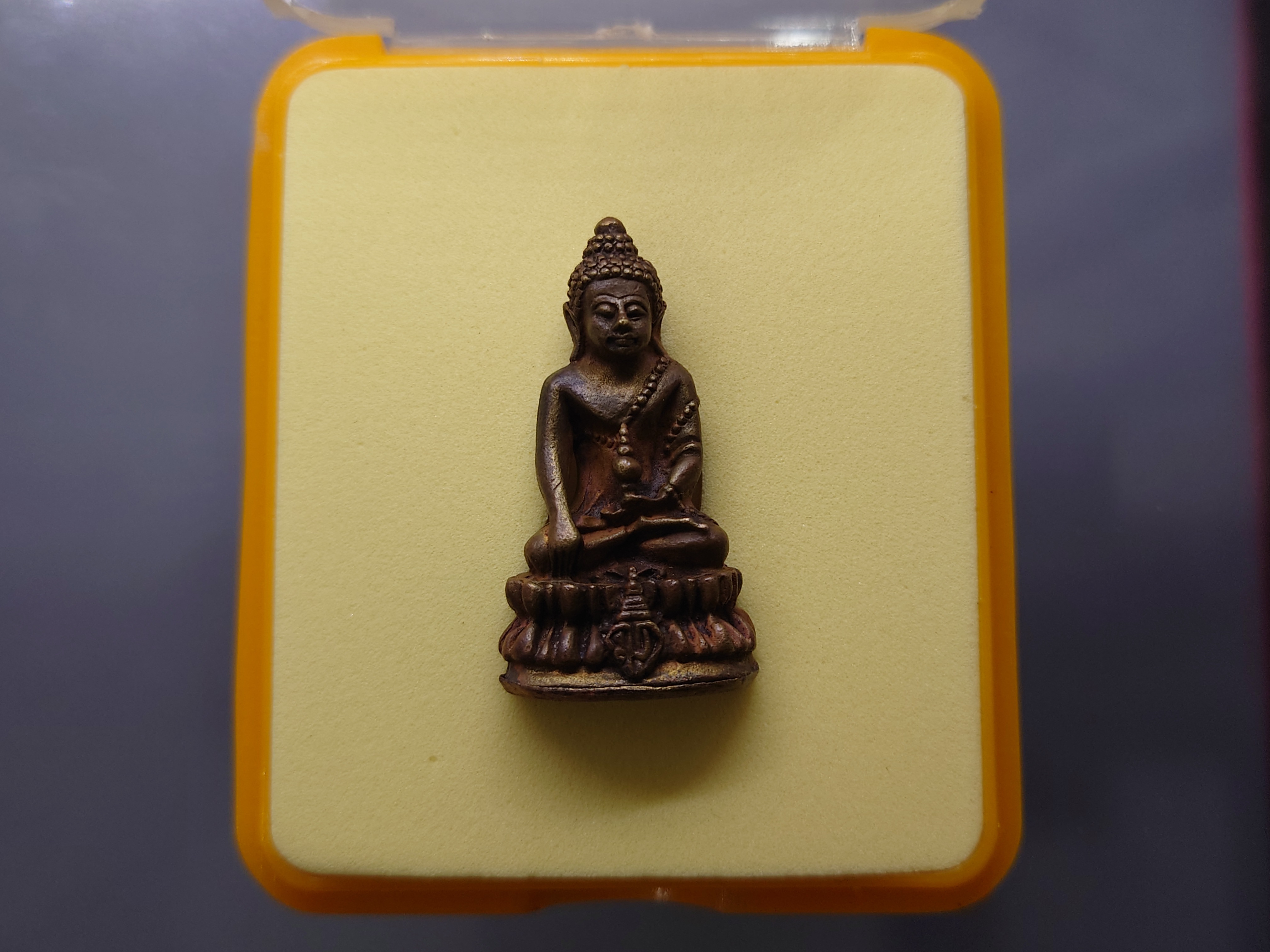 พระกริ่ง มวก.เนื้อสัมฤทธิ์ ๔๘ พรรษา สมเด็จพระบรมโอรสาธิราชฯ (รัชกาลที่10) ณ พระอุโบสถวัดพระศรีรัตนศาสดาราม ปี2543 พร้อมกล่องเดิม