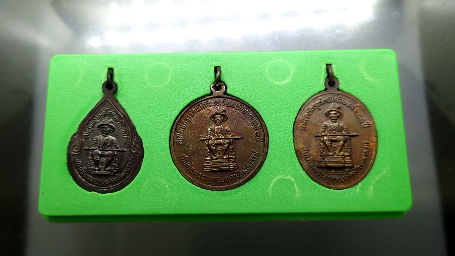 พระแก้วมรกต หลัง สมเด็จพระพุทธยอดฟ้ามหาราช รัชกาลที่ 1 เนื้อทองแดง วัดพระเชตุพน ท่าเตียน กรุงเทพๆ ปี2525 พร้อมกล่องเดิม