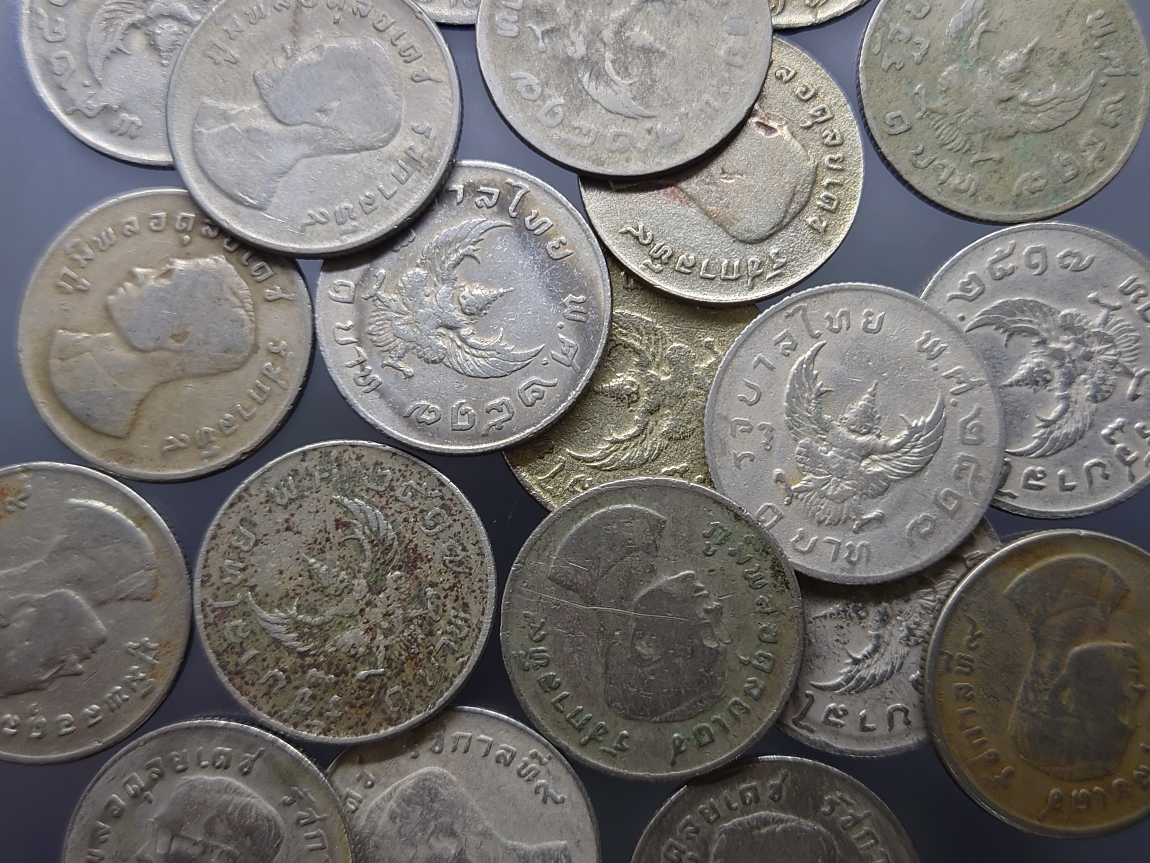 เหรียญ 1 บาท หลังครุฑ ปี 2517 ผ่านใช้ มีคราบ มีบิ่น (ราคาต่อ 1 เหรียญ)
