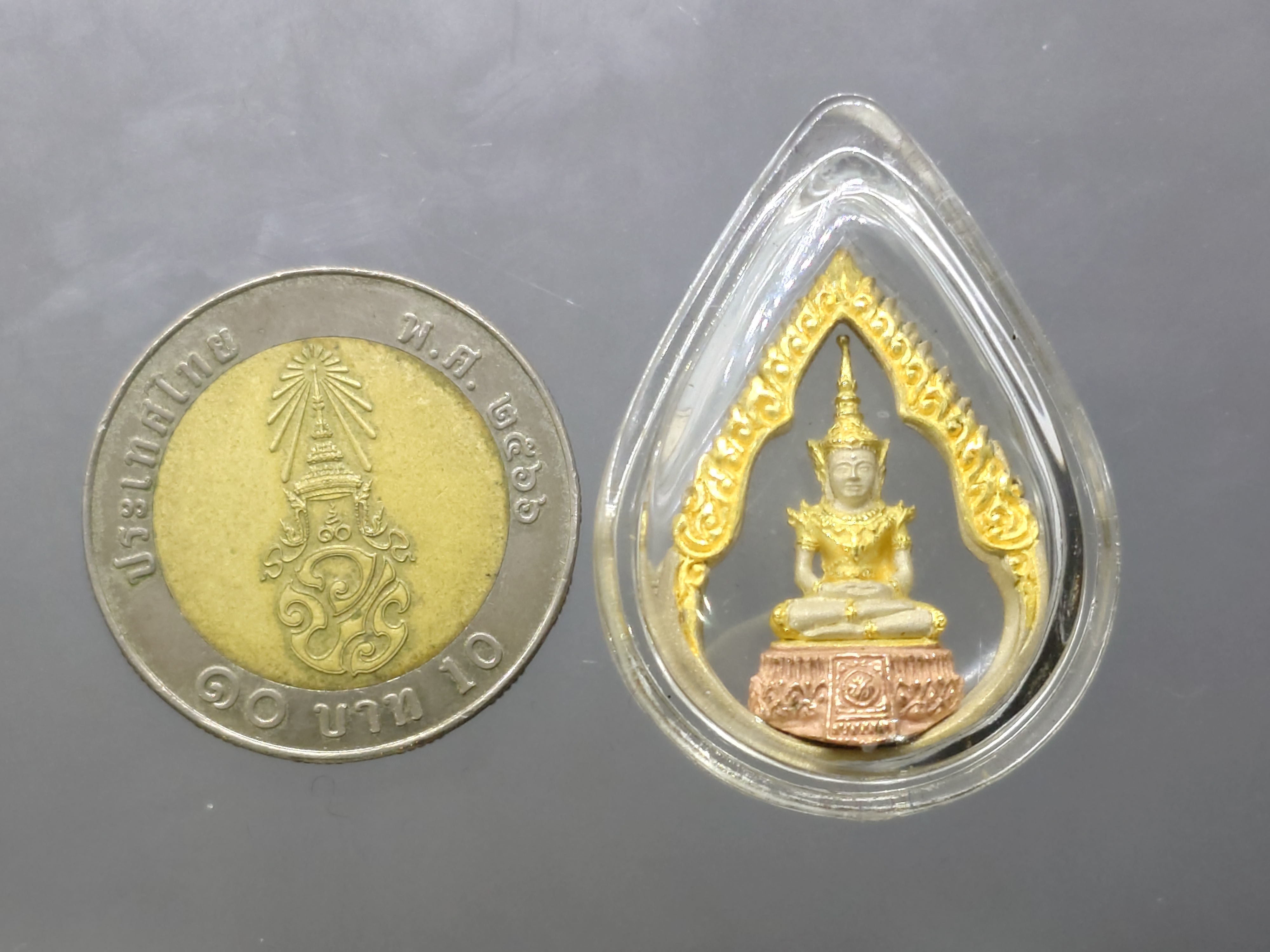 พระแก้ว 75 พรรษา รัชกาลที่9 เนื้อเงินสามกษัตริย์ พิมพ์หยดน้ำ ขนาดสูง 2.8 เซน ปี2545 พร้อมกล่องเดิม