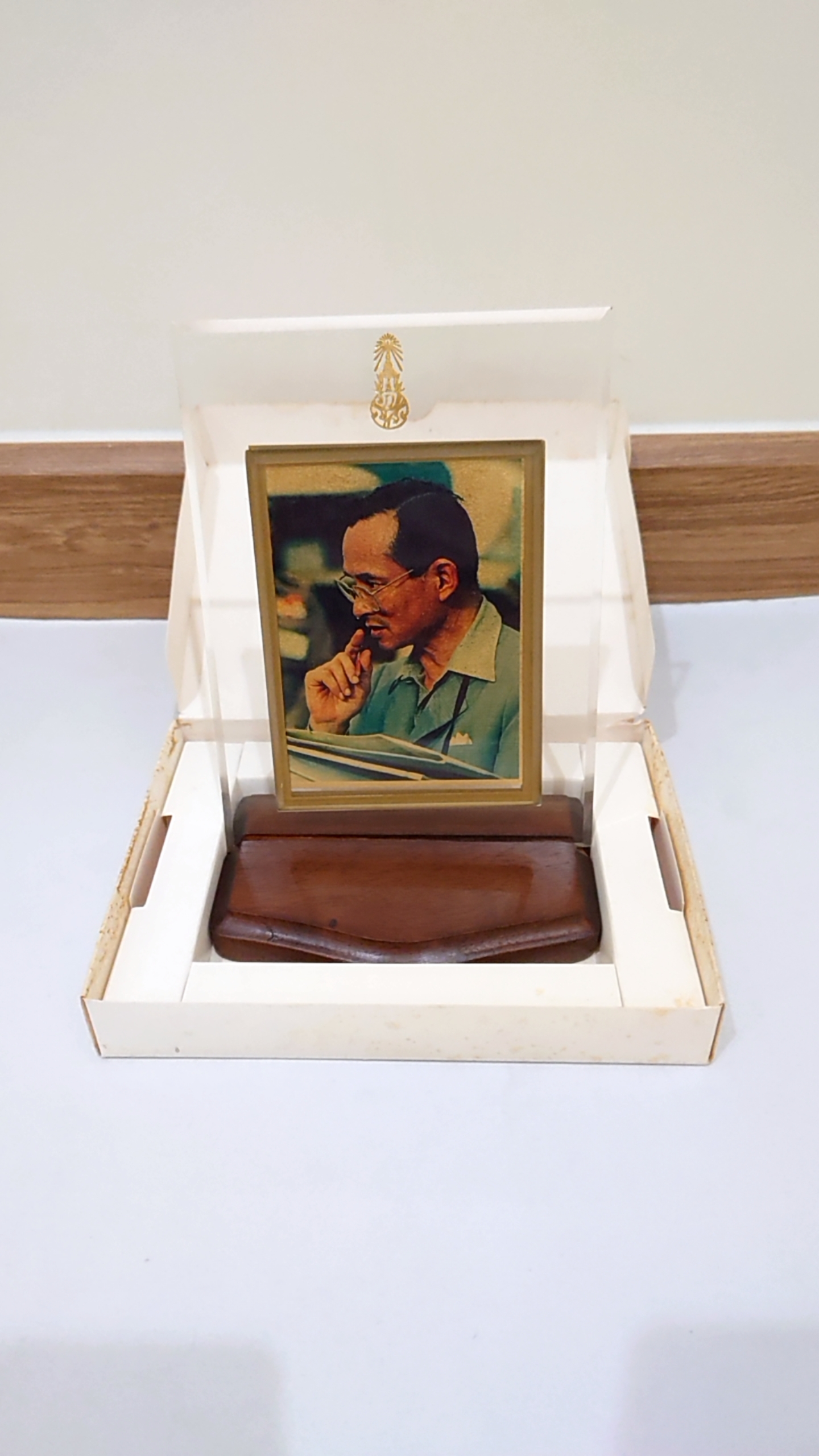 พระบรมฉายาลักษณ์ ทองคำแท้ ที่ระลึก กาญจนาภิเษก แผ่นทองคำ 97.66% ขนาด10*13 เซน ปี 2539 พร้อมแท่นวางและกล่องเดิม