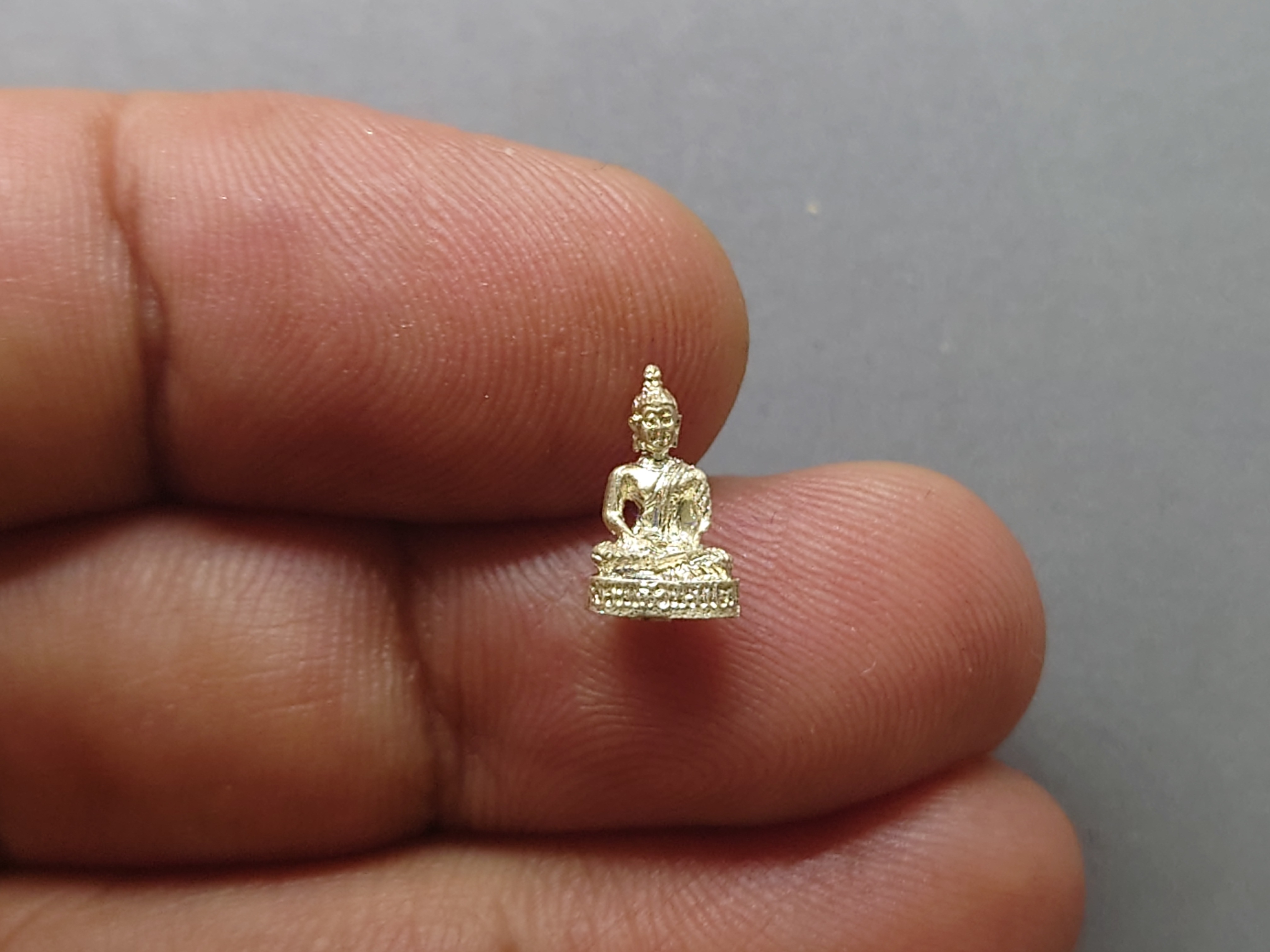 พระแก้วมรกต ทรงฤดูฝน รุ่นเทอดพระเกียรติ เนื้อเงิน พิมพ์จิ๋ว สูง 1 ซ.ม.มหาพุทธาภิเษก ณ วัดพระศรีรัตนศาสดาราม (วัดพระแก้ว) ปี2540 พร้อมตลับเดิม