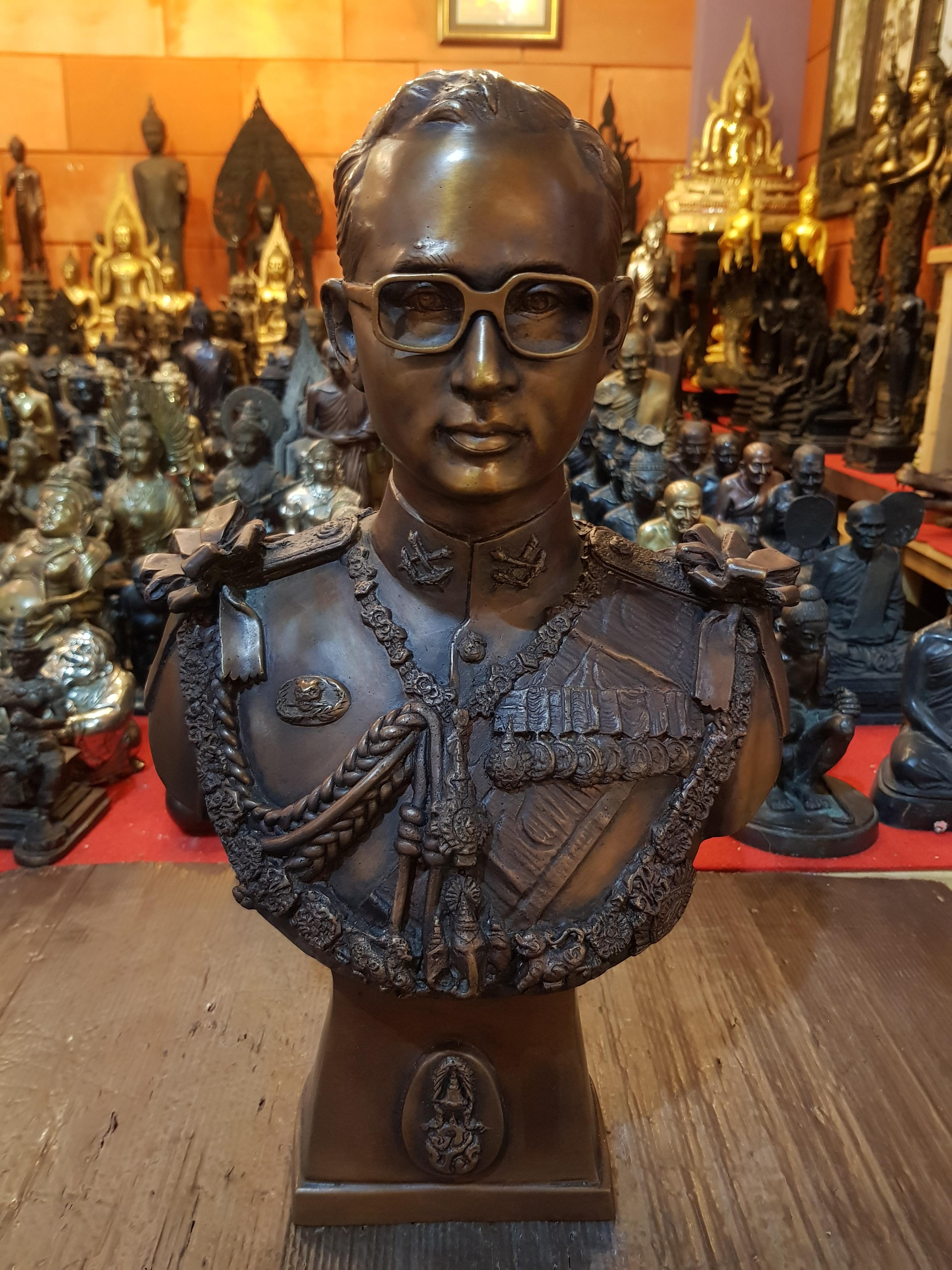 พระบรมรูปหล่อในหลวง รัชกาลที่ 9 ครึ่งท่อน ฉลองสิริราชสมบัติ 60 ปี