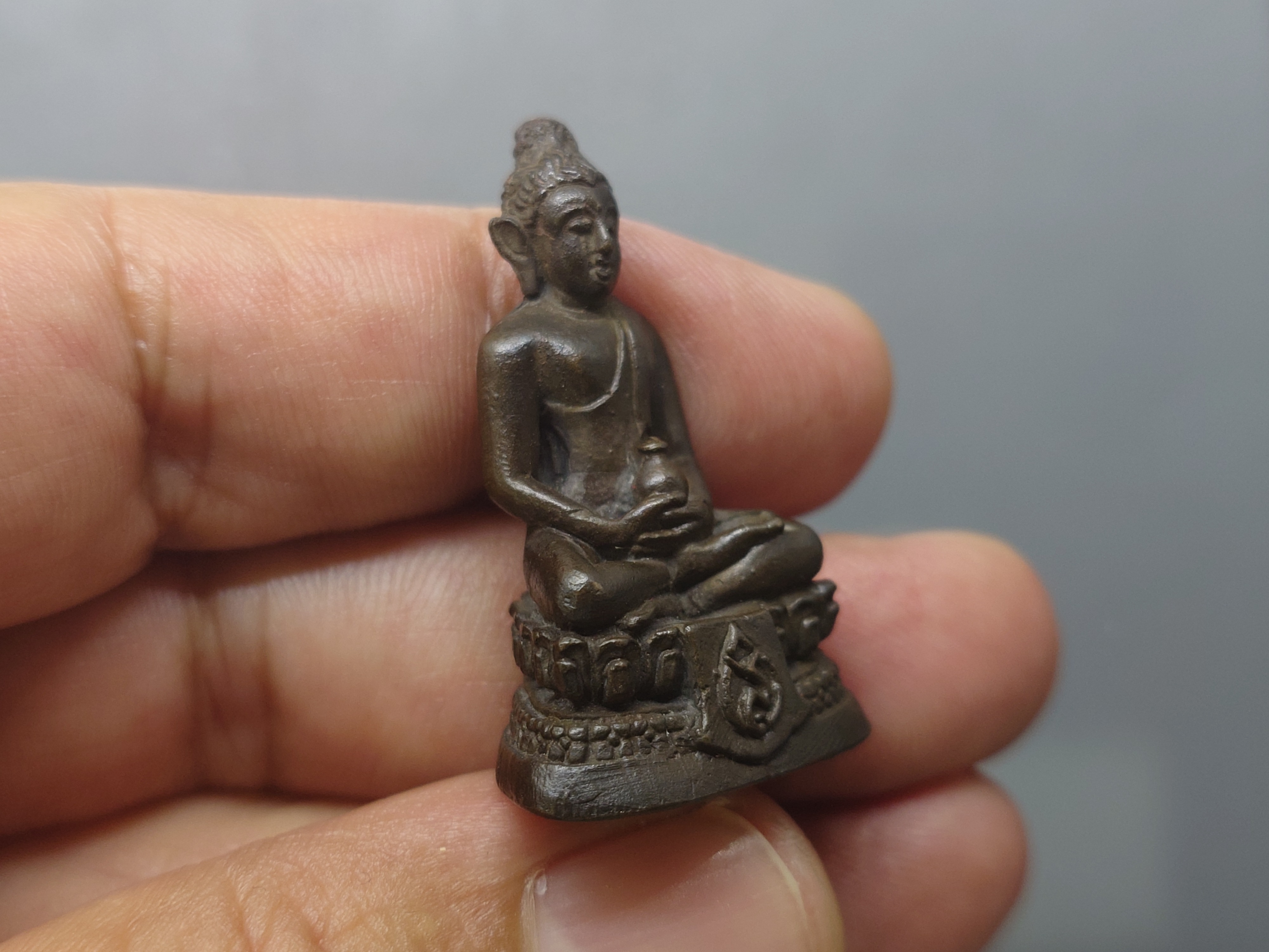 พระกริ่ง สมเด็จย่า สว.๗๙ (รุ่นพิเศษ) เนื้อนวะโลหะ หลวงปู่โต๊ะ หลวงปู่แหวน ปลุกเสก มิตรมวลชน จัดสร้าง ปี2522 พร้อมตลับเดิม