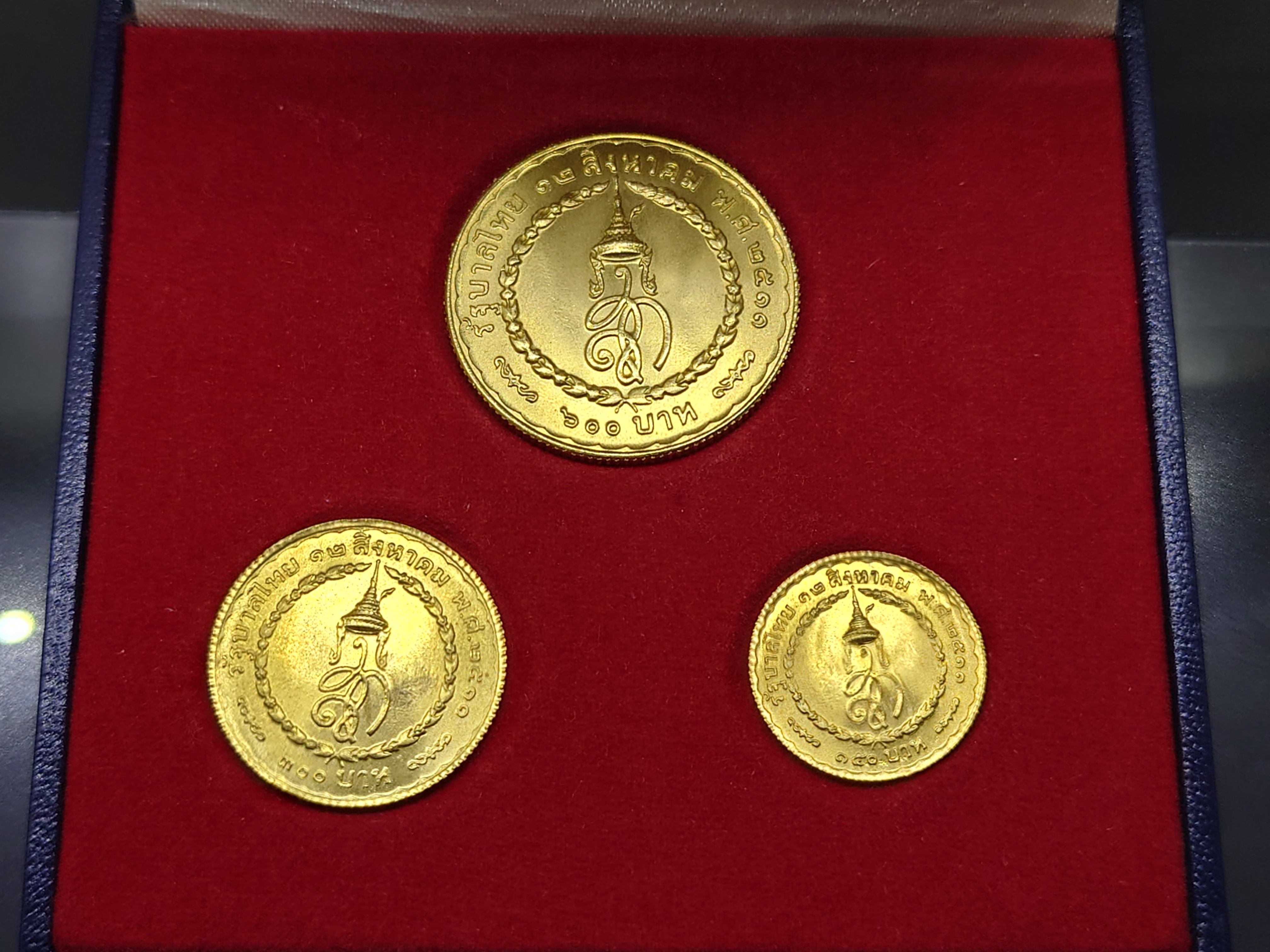 เหรียญทองคำครบชุด(น้ำหนักรวม 7 สลึง) ที่ระลึกพระชนมายุครบ 3 รอบ ราชินี (หน้าเหรียญ150-300-600บาท) พ.ศ.2511