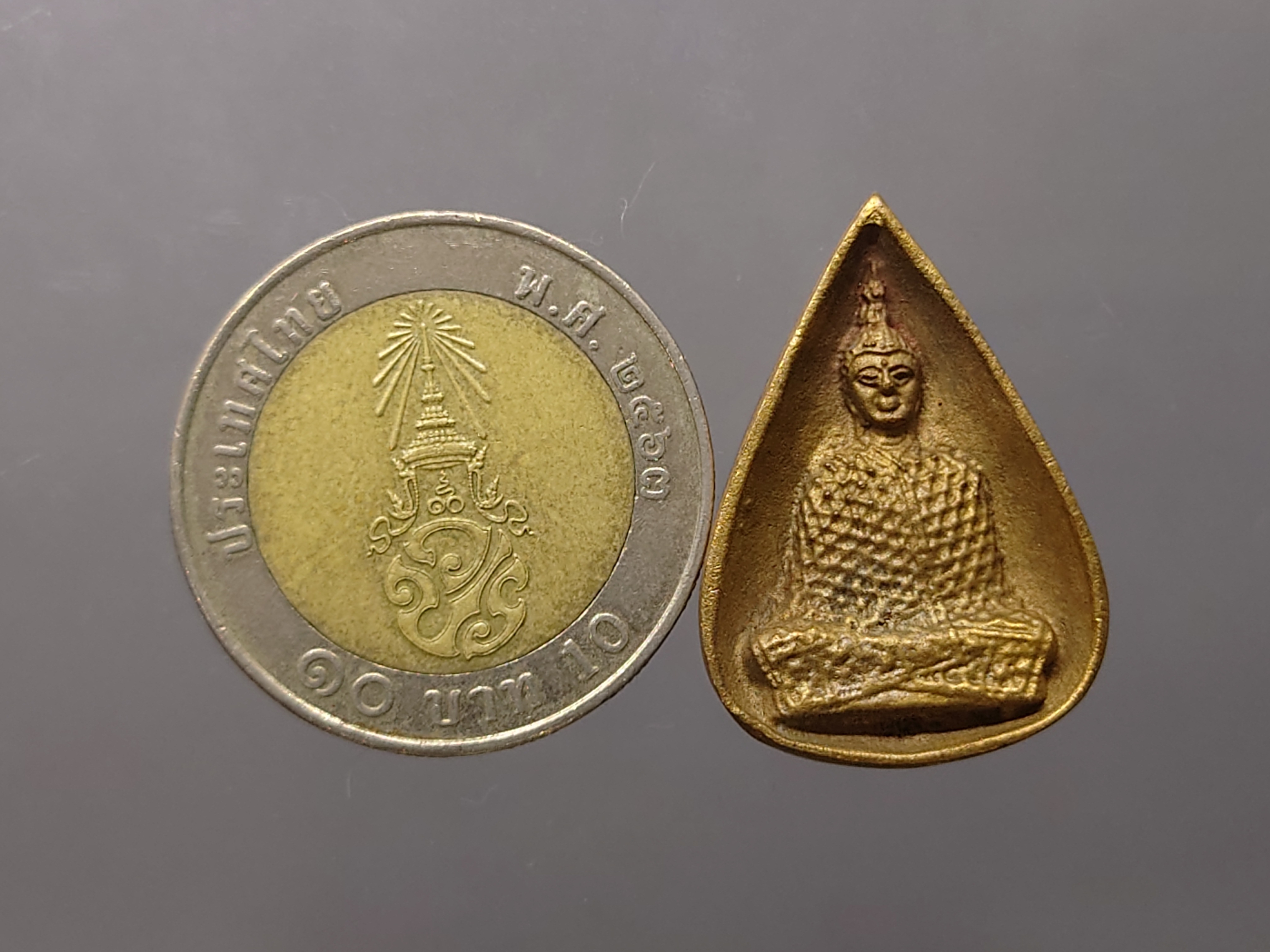 พระแก้วมรกต ทรงเครื่องฤดูหนาว เนื้อนวะ รุ่น 23 ตุลามหามงคล พิมพ์ใบโพธิ หลวงพ่อเกษม เขมโก ปลุกเสก สำนักสุสานไตรลักษณ์ ลำปาง ปี2538 พร้อมกล่อง