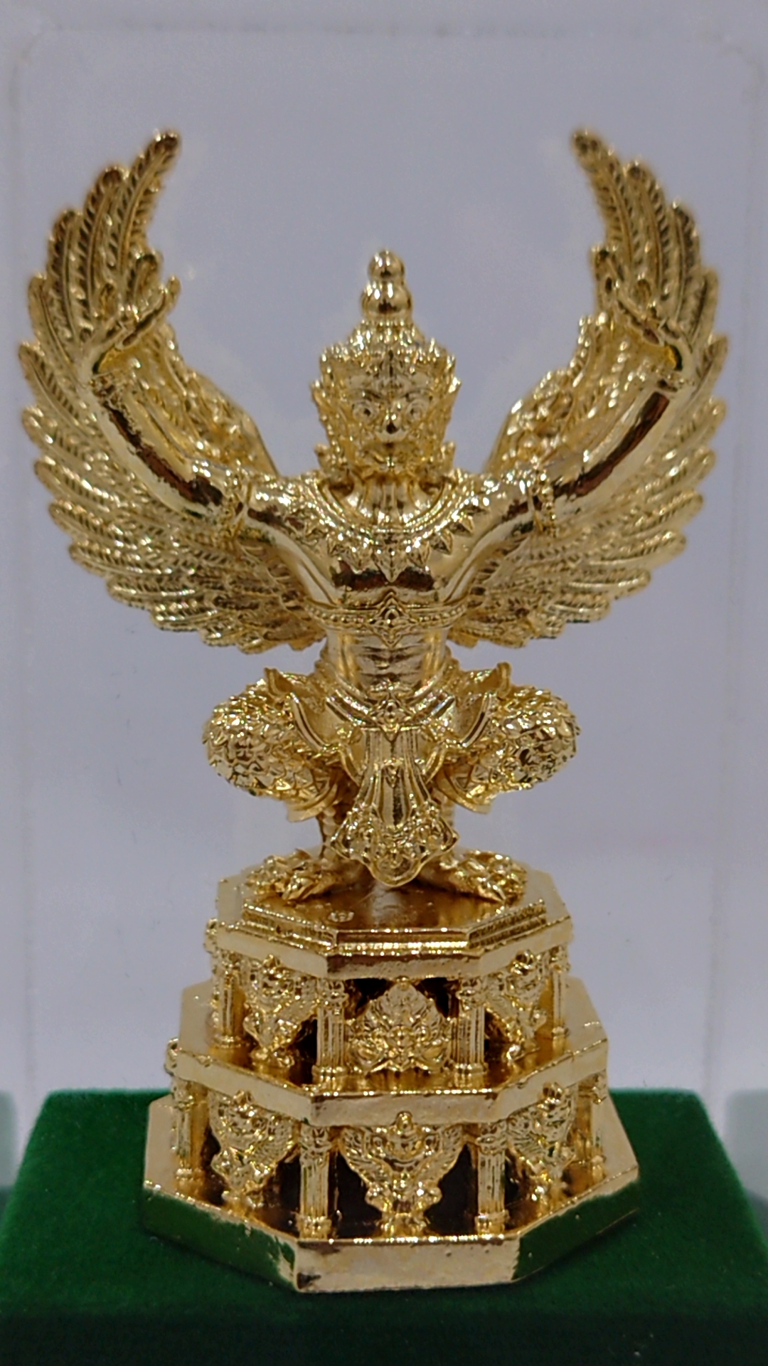 องค์พญาครุฑ รุ่นเจริญพร พระอาจารย์ วราห์ วัดโพธิ์ทอง เนื้อโลหะชุบทอง ขนาดสูงรวมฐาน 4.5 นิ้ว ปี2565
