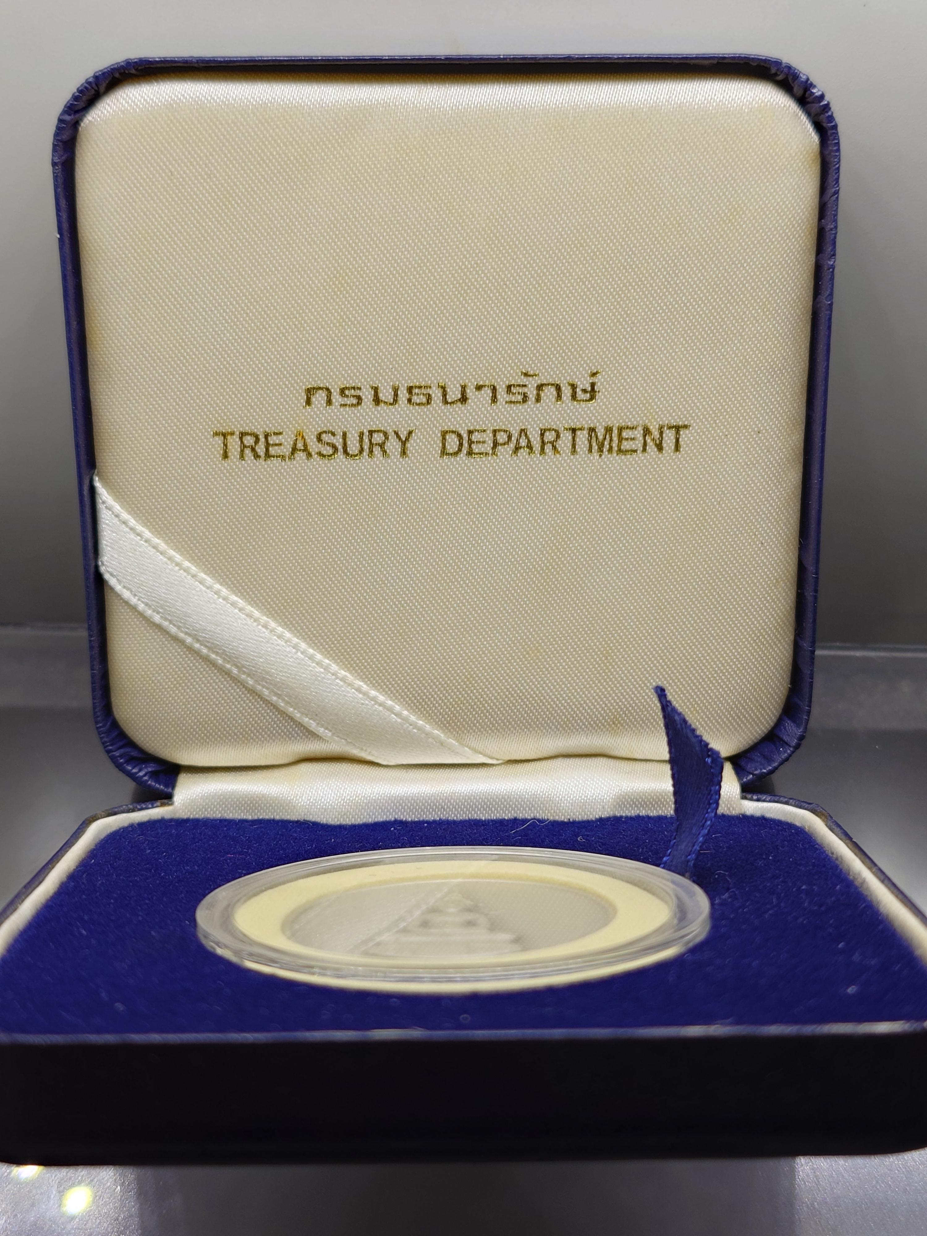 พระแก้วมรกต ทรงฤดูร้อน หลัง ภปร เนื้อเงินรมดำพ่นทรายพิเศษ ที่ระลึกเฉลิมพระเกียรติ 75 พรรษา ในหลวง รัชกาลที่9 ธนารักษ์จัดสร้าง พ.ศ.2545 พร้อมกล่องหนัง