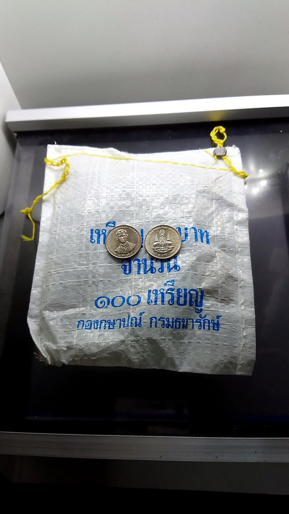 เหรียญยกถุง (100 เหรียญ) เหรียญ 1 บาท ที่ระลึกฉลองสิริราชสมบัติ ครบ 50 ปี พระราชพิธีมหามงคล กาญจนาภิเษก ปี2539 ไม่ผ่านใช้